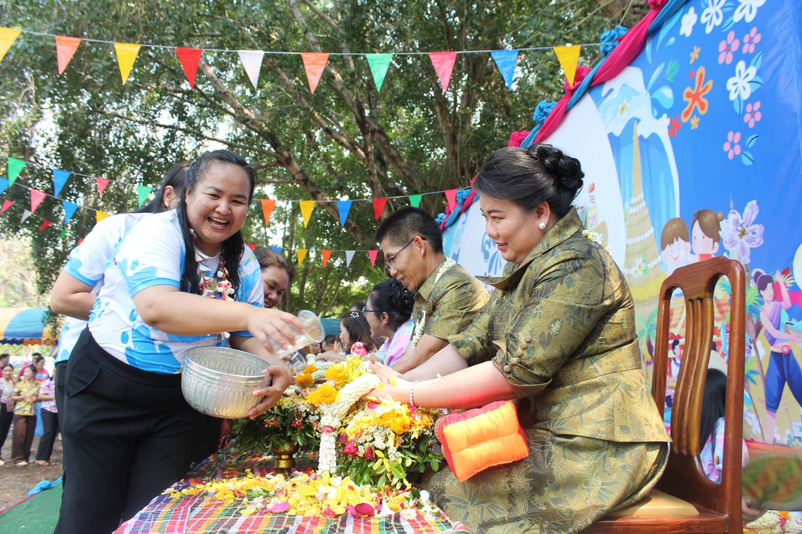พช.สกลนคร : ร่วมรดน้ำขอพรเนื่องในวันสงกรานต์และวันขึ้นปีใหม่ไทย สืบสานวัฒนธรรมประเพณีไทยอันดีงาม