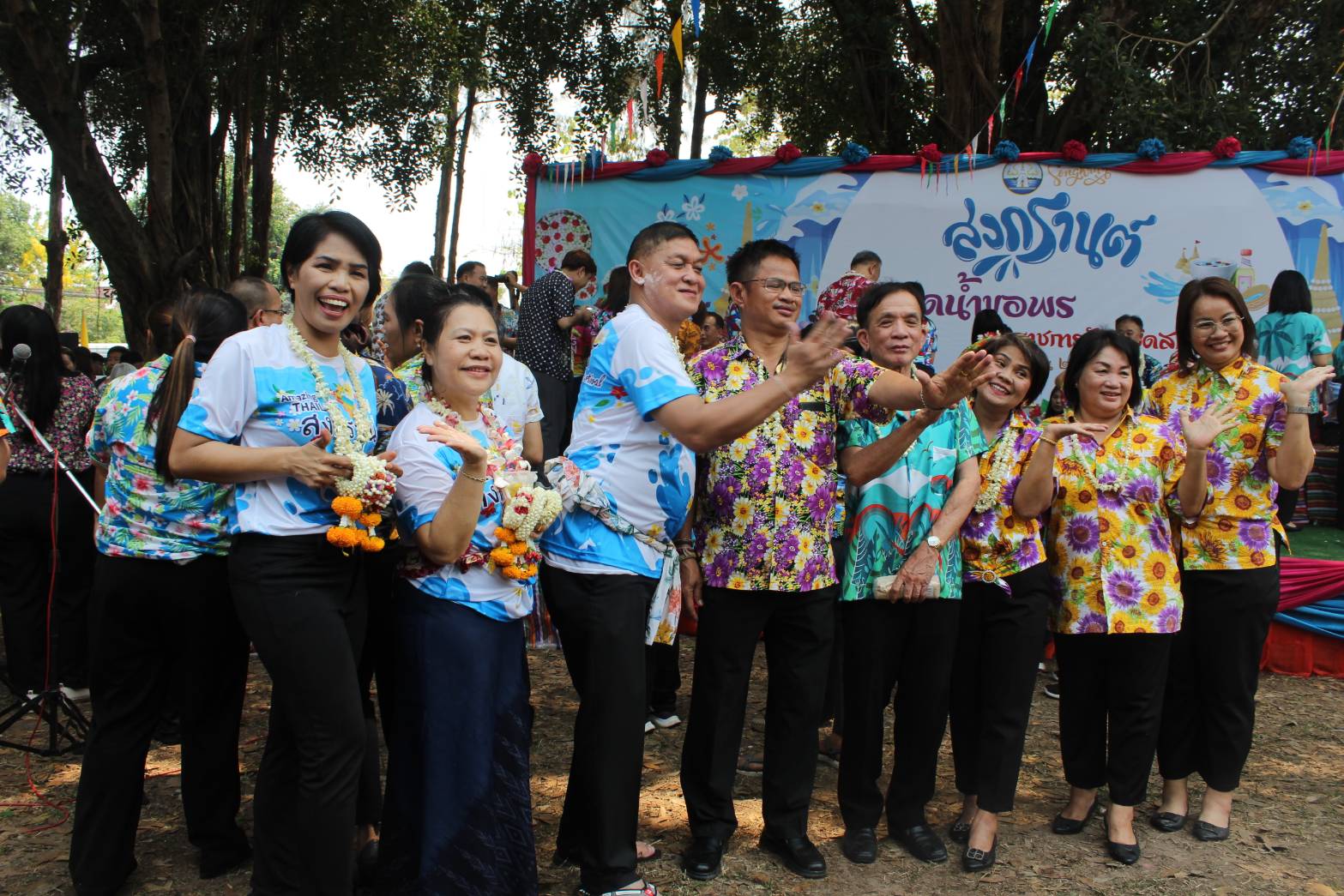 พช.สกลนคร : ร่วมรดน้ำขอพรเนื่องในวันสงกรานต์และวันขึ้นปีใหม่ไทย สืบสานวัฒนธรรมประเพณีไทยอันดีงาม