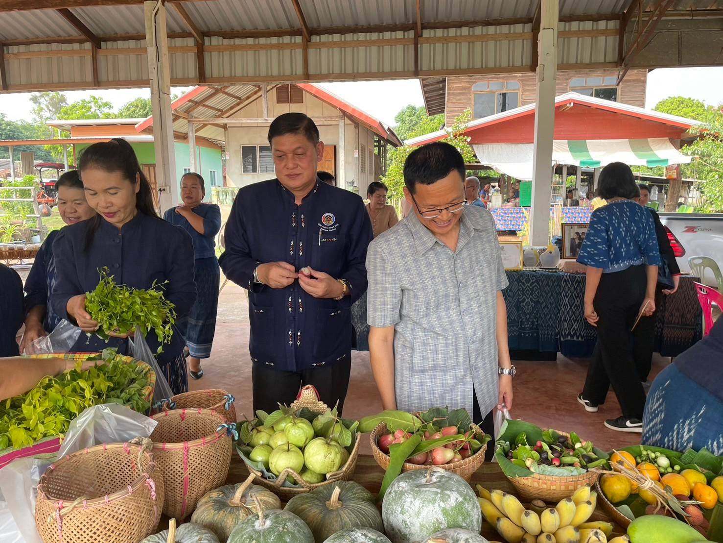 📢พช.สกลนคร : ลงสำรวจพื้นที่พร้อมให้คำแนะนำหมู่บ้านต้นแบบการพัฒนาตามแนวพระราชดำริตามโครงการ ๙ ; ๑๐ ปฏิบัติบูชา “สืบสาน รักษา ต่อยอด” เพื่อพัฒนาชุมชน จังหวัดสกลนคร ประจำปี ๒๕๖๗