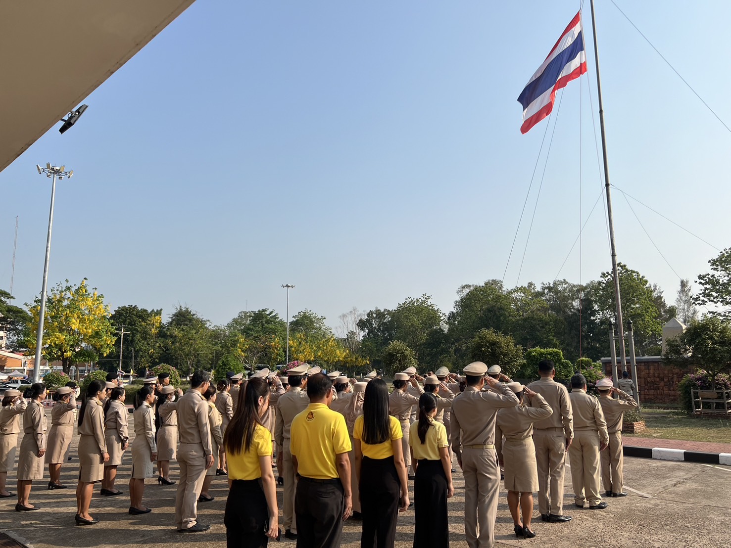 พ่อเมืองสกลนคร นำข้าราชการ เคารพธงชาติและร้องเพลงขาติไทยบริเวณหน้าศาลากลางจังหวัด เพื่อสร้างความตระหนักรู้และเห็นคุณค่าของชาติ แสดงออกถึงความรัก ความสามัคคี ของคนในชาติ