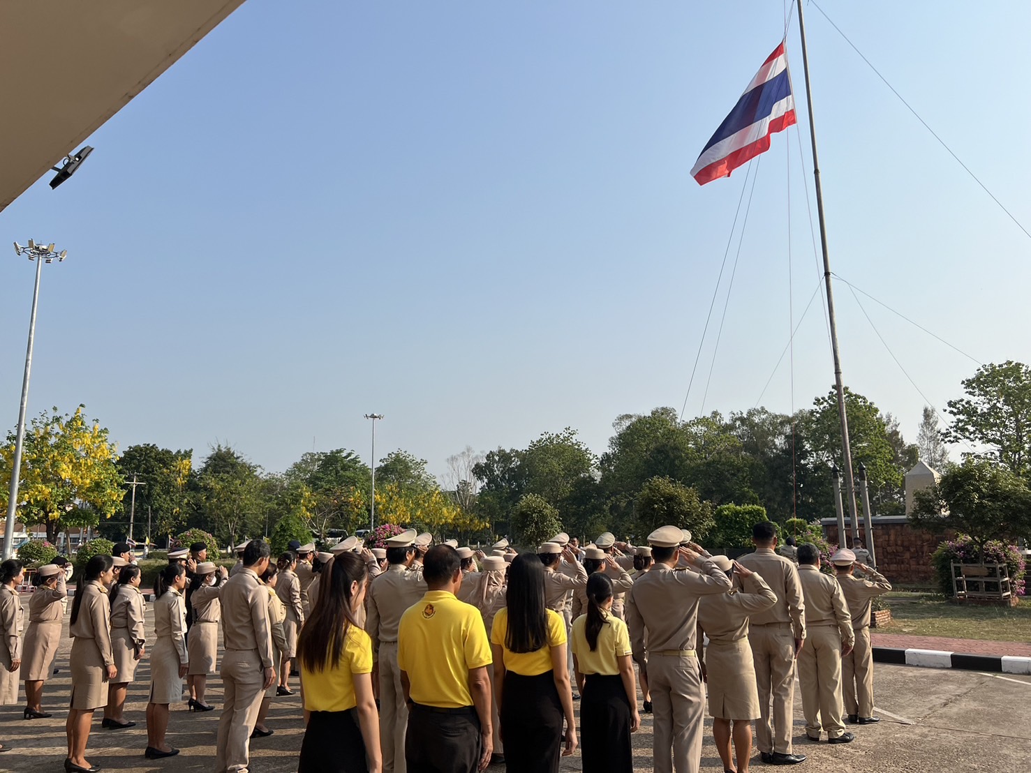 พ่อเมืองสกลนคร นำข้าราชการ เคารพธงชาติและร้องเพลงขาติไทยบริเวณหน้าศาลากลางจังหวัด เพื่อสร้างความตระหนักรู้และเห็นคุณค่าของชาติ แสดงออกถึงความรัก ความสามัคคี ของคนในชาติ