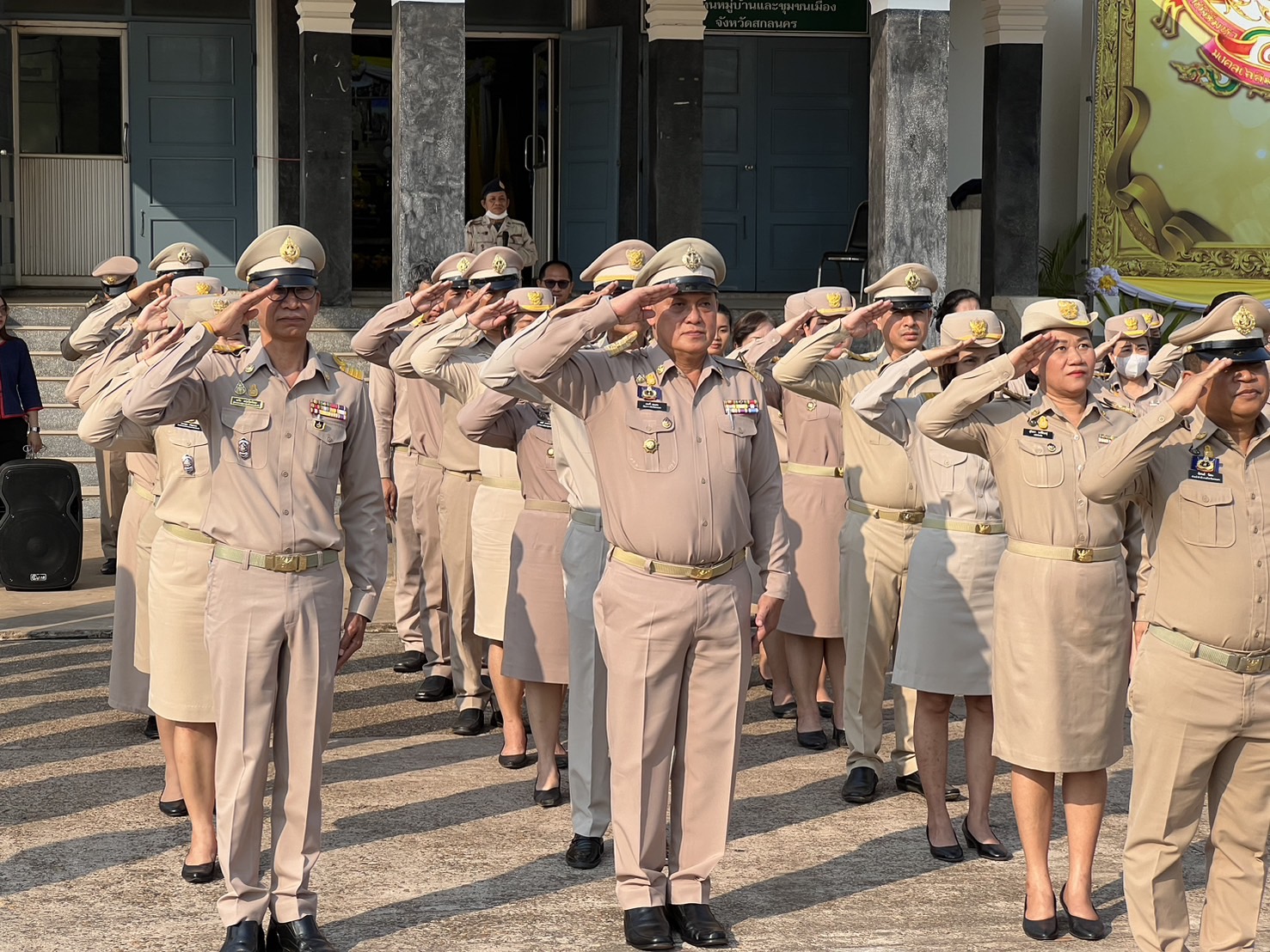 พ่อเมืองสกลนคร นำข้าราชการ เคารพธงชาติและร้องเพลงขาติไทยบริเวณหน้าศาลากลางจังหวัด เพื่อสร้างความตระหนักรู้และเห็นคุณค่าของชาติ แสดงออกถึงความรัก ความสามัคคี ของคนในชาติ
