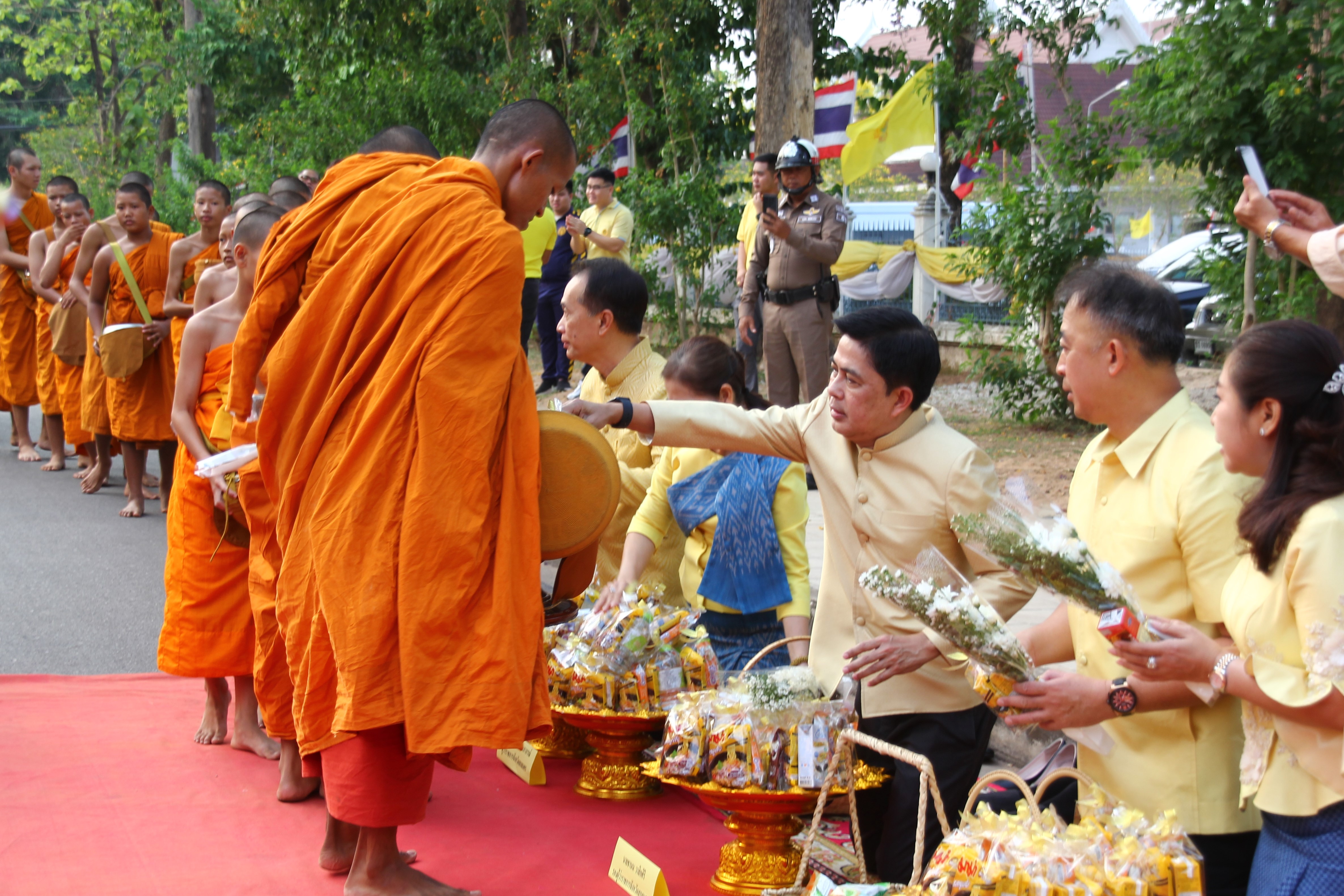 พช.สกลนคร : ร่วมทำบุญตักบาตรสามเณรภาคฤดูร้อน เฉลิมพระเกียรติพระบาทสมเด็จพระเจ้าอยู่หัว เนื่องในโอกาสมหามงคลเฉลิมพระชนมพรรษา ๖ รอบ ๒๘ กรกฎาคม ๒๕๖๗