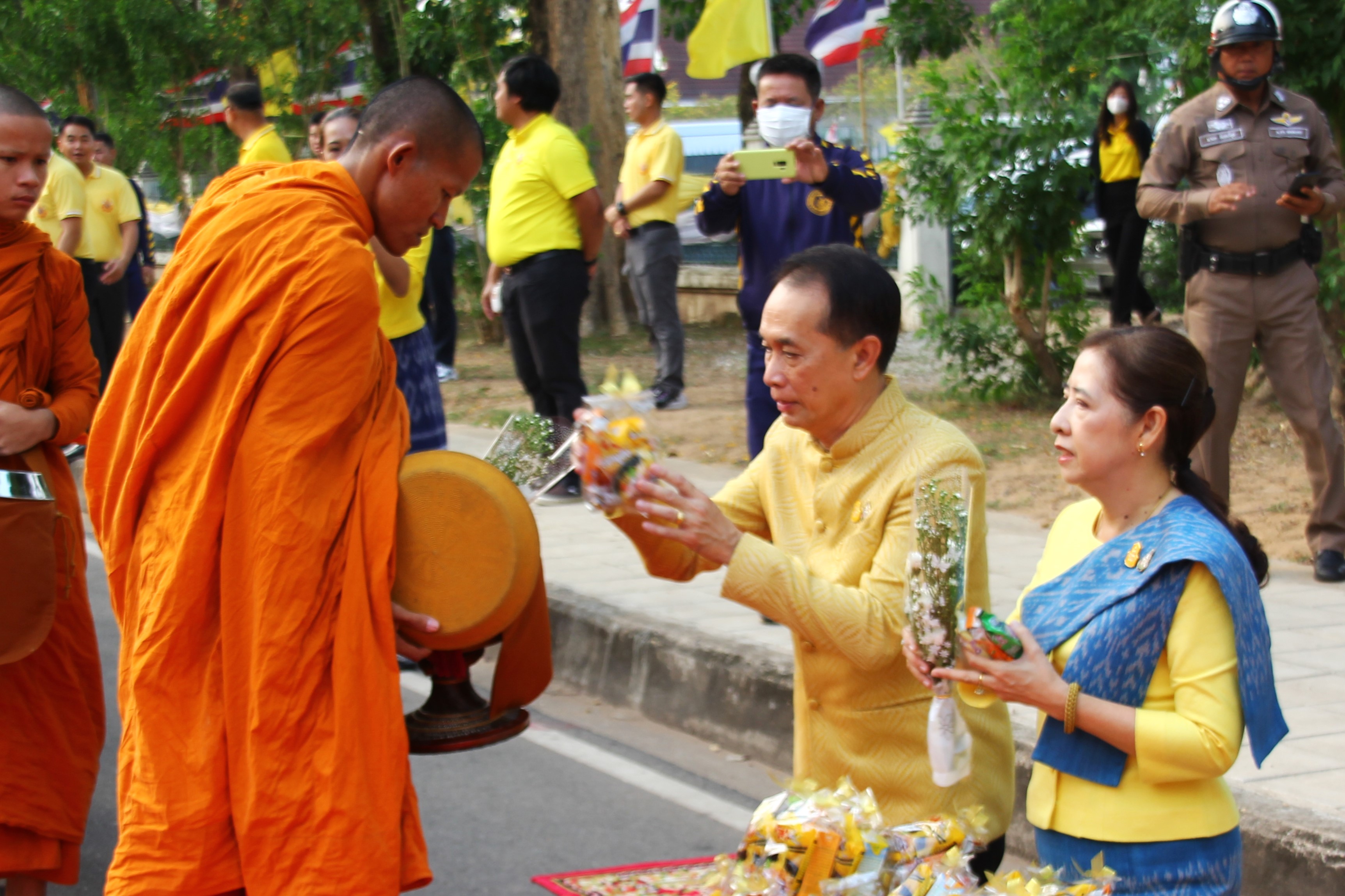 พช.สกลนคร : ร่วมทำบุญตักบาตรสามเณรภาคฤดูร้อน เฉลิมพระเกียรติพระบาทสมเด็จพระเจ้าอยู่หัว เนื่องในโอกาสมหามงคลเฉลิมพระชนมพรรษา ๖ รอบ ๒๘ กรกฎาคม ๒๕๖๗