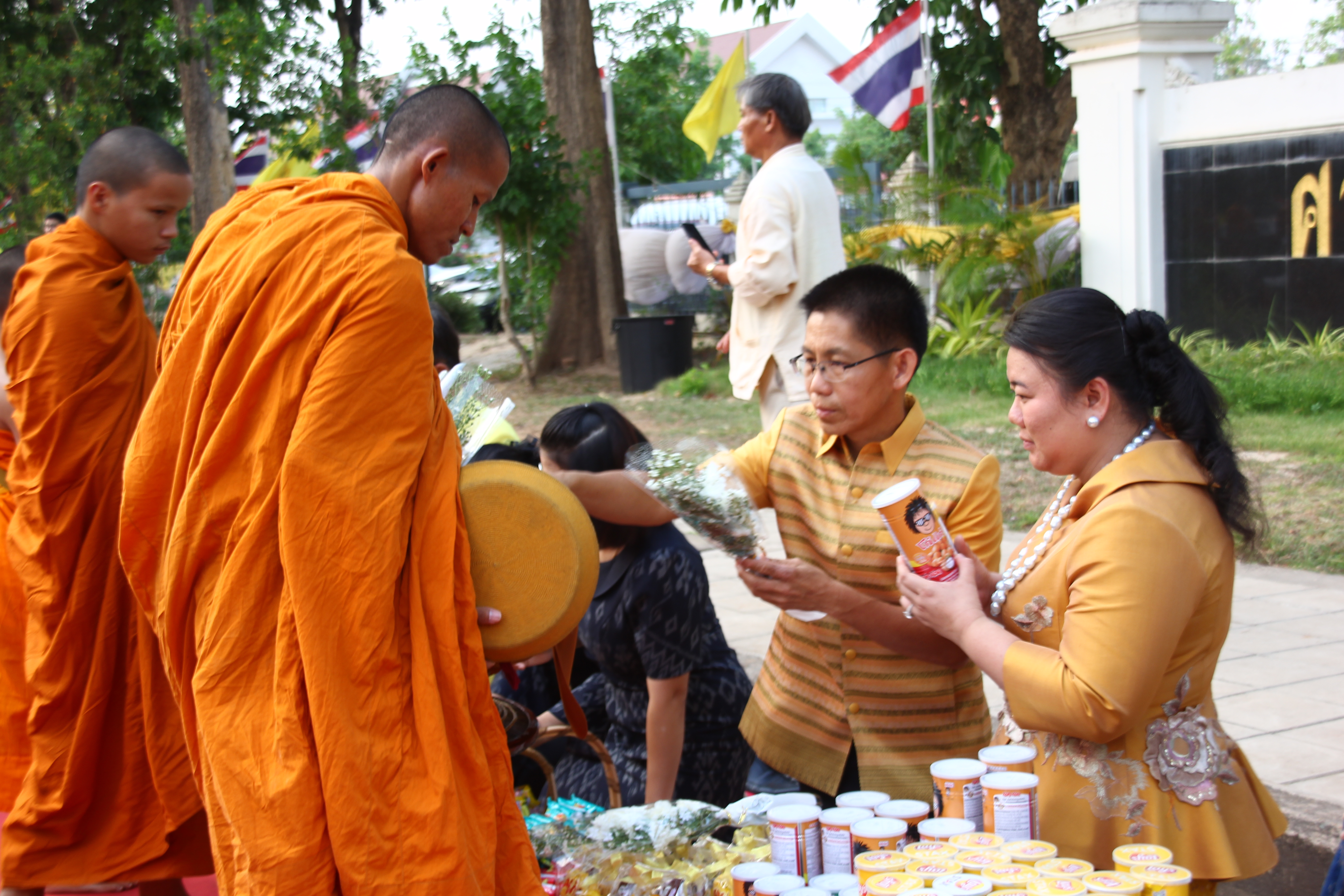 พช.สกลนคร : ร่วมทำบุญตักบาตรสามเณรภาคฤดูร้อน เฉลิมพระเกียรติพระบาทสมเด็จพระเจ้าอยู่หัว เนื่องในโอกาสมหามงคลเฉลิมพระชนมพรรษา ๖ รอบ ๒๘ กรกฎาคม ๒๕๖๗