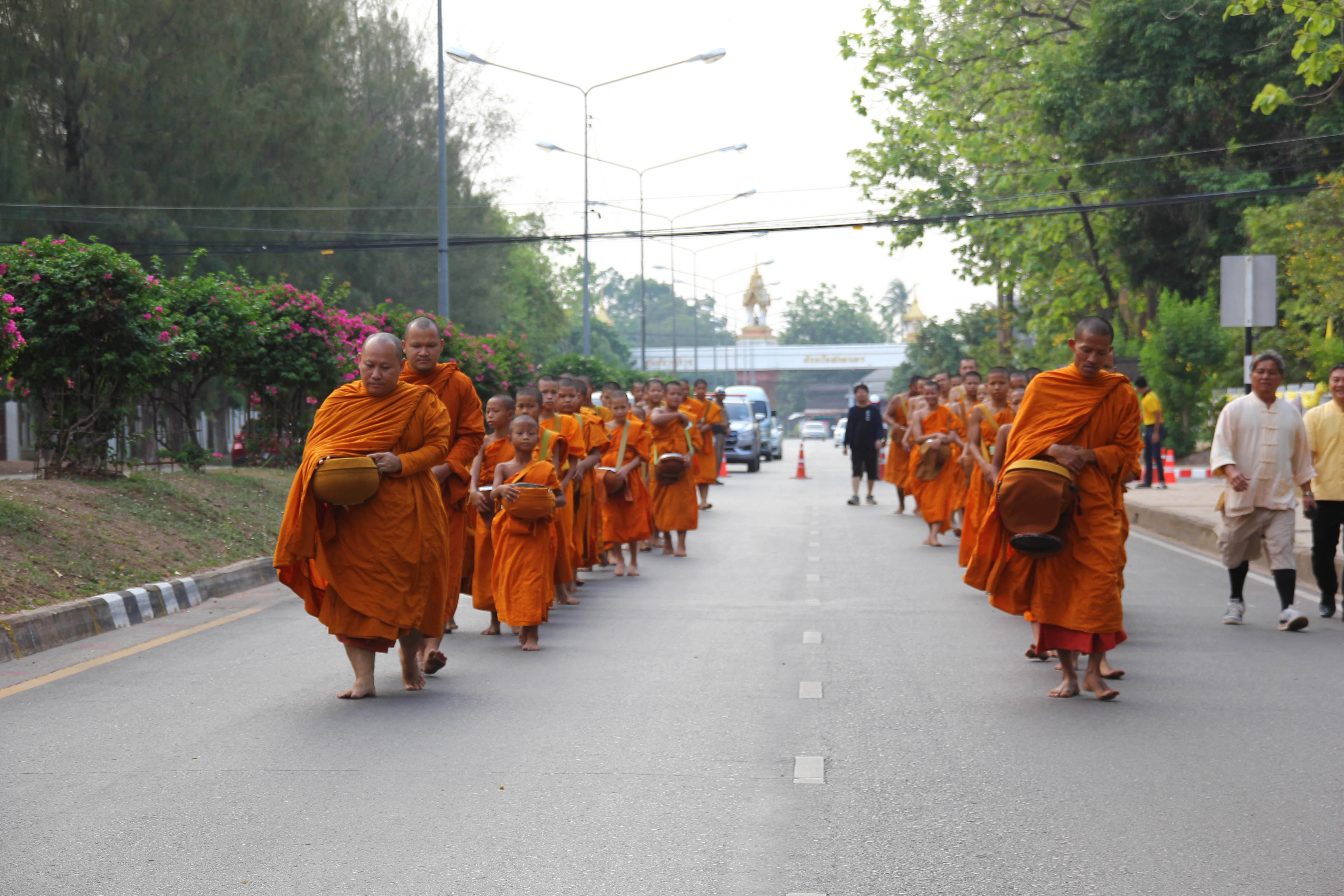 พช.สกลนคร : ร่วมทำบุญตักบาตรสามเณรภาคฤดูร้อน เฉลิมพระเกียรติพระบาทสมเด็จพระเจ้าอยู่หัว เนื่องในโอกาสมหามงคลเฉลิมพระชนมพรรษา ๖ รอบ ๒๘ กรกฎาคม ๒๕๖๗