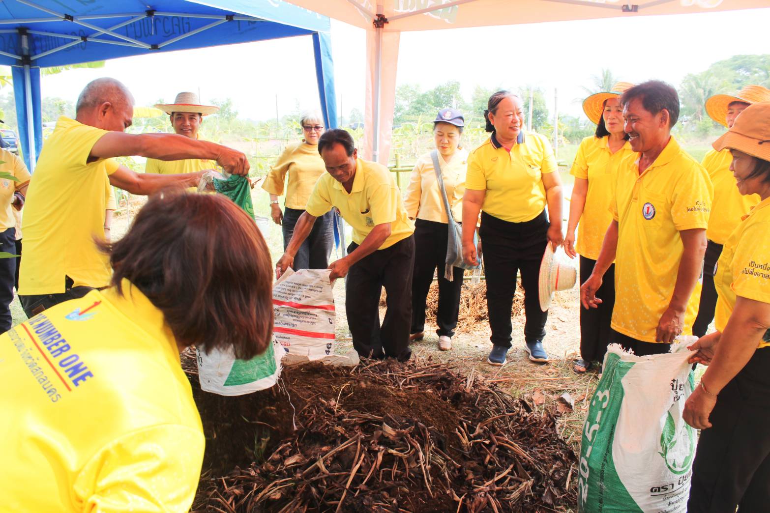 📢 จังหวัดสกลนคร : ดำเนินโครงการเฉลิมพระเกียรติพระบาทสมเด็จพระเจ้าอยู่หัว เนื่องในโอกาสมหามงคลเฉลิมพระชนมพรรษา 6 รอบ 28 กรกฎาคม 2567 กิจกรรม “เอามื้อสามัคคี ทำความดี ถวายเป็นพระราชกุศล”