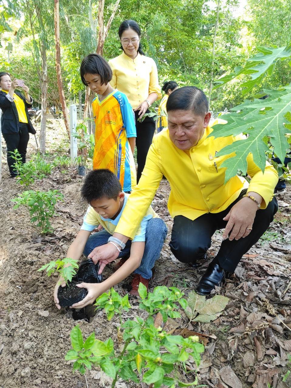 📢 จังหวัดสกลนคร : ดำเนินกิจกรรมวันดินโลก ปี ๒๕๖๖ – ๒๕๖๗ กระทรวงมหาดไทย เพื่อสร้างความต่อเนื่อง วันสากลแห่งความหลากหลายทางชีวภาพ กิจกรรม “จิตอาสาพัฒนาชุมชนร่วมสร้างความหลากหลายทางชีวภาพ”