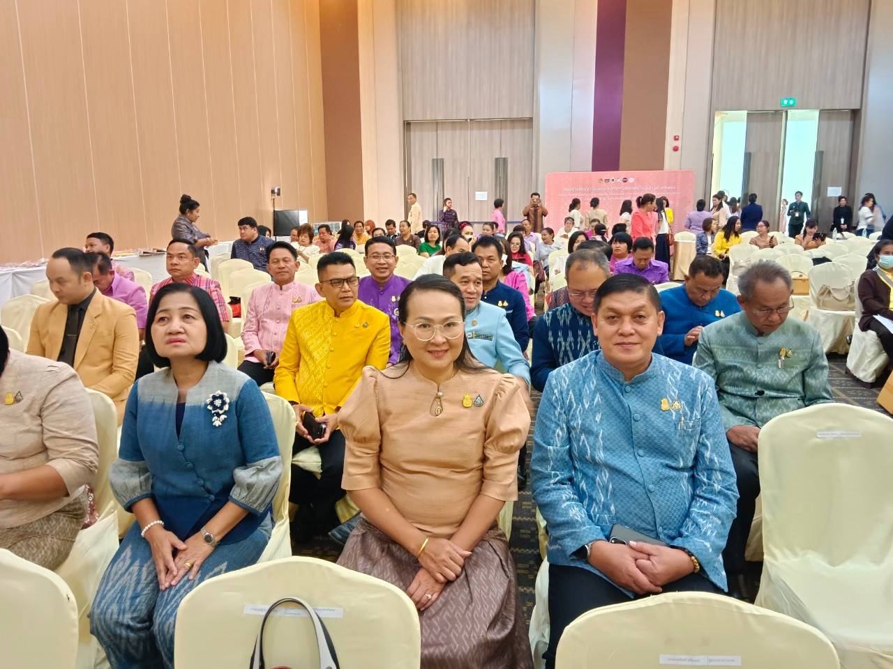📢พช.สกลนคร: ร่วมกิจกรรมอบรมเชิงปฏิบัติการพัฒนาศักยภาพผู้ผลิต ผู้ประกอบการ OTOP ประเภทผ้าและเครื่องแต่งกาย ช่างทอผ้าและงานหัตถกรรม (Coaching) ผ้าลายพระราชทาน “ผ้าลายสิริวชิราภรณ์” และงานหัตถกรรม ในโครงการพัฒนาผลิตภัณฑ์ OTOP ประเภทผ้าและงานหัตถกรรม