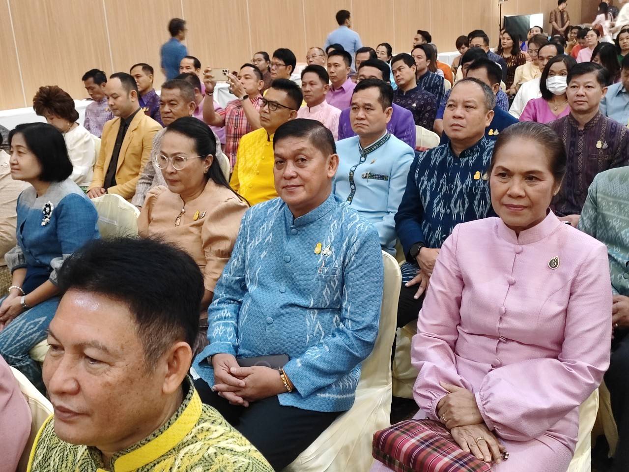 📢พช.สกลนคร: ร่วมกิจกรรมอบรมเชิงปฏิบัติการพัฒนาศักยภาพผู้ผลิต ผู้ประกอบการ OTOP ประเภทผ้าและเครื่องแต่งกาย ช่างทอผ้าและงานหัตถกรรม (Coaching) ผ้าลายพระราชทาน “ผ้าลายสิริวชิราภรณ์” และงานหัตถกรรม ในโครงการพัฒนาผลิตภัณฑ์ OTOP ประเภทผ้าและงานหัตถกรรม