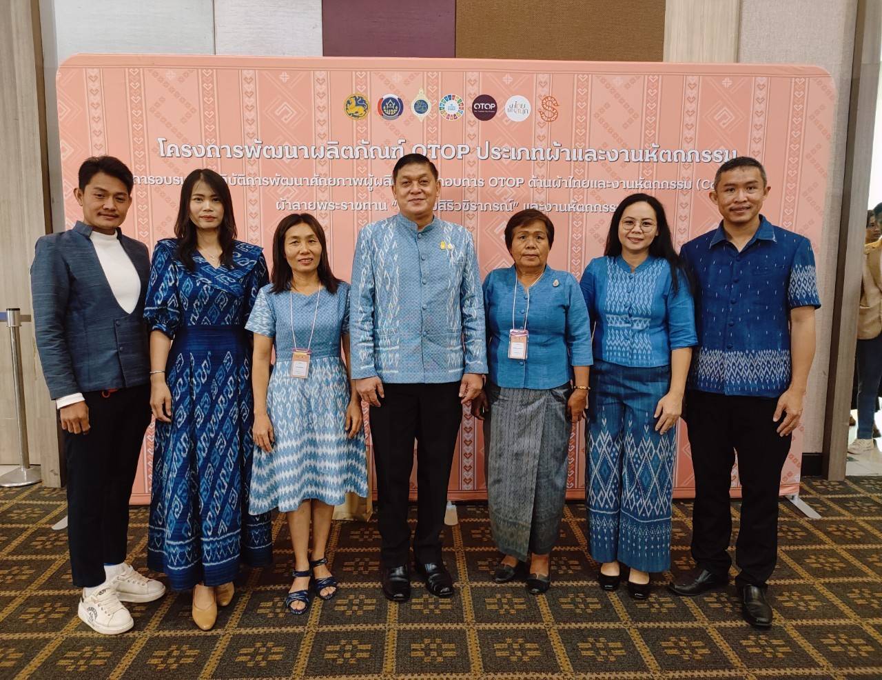 📢พช.สกลนคร: ร่วมกิจกรรมอบรมเชิงปฏิบัติการพัฒนาศักยภาพผู้ผลิต ผู้ประกอบการ OTOP ประเภทผ้าและเครื่องแต่งกาย ช่างทอผ้าและงานหัตถกรรม (Coaching) ผ้าลายพระราชทาน “ผ้าลายสิริวชิราภรณ์” และงานหัตถกรรม ในโครงการพัฒนาผลิตภัณฑ์ OTOP ประเภทผ้าและงานหัตถกรรม