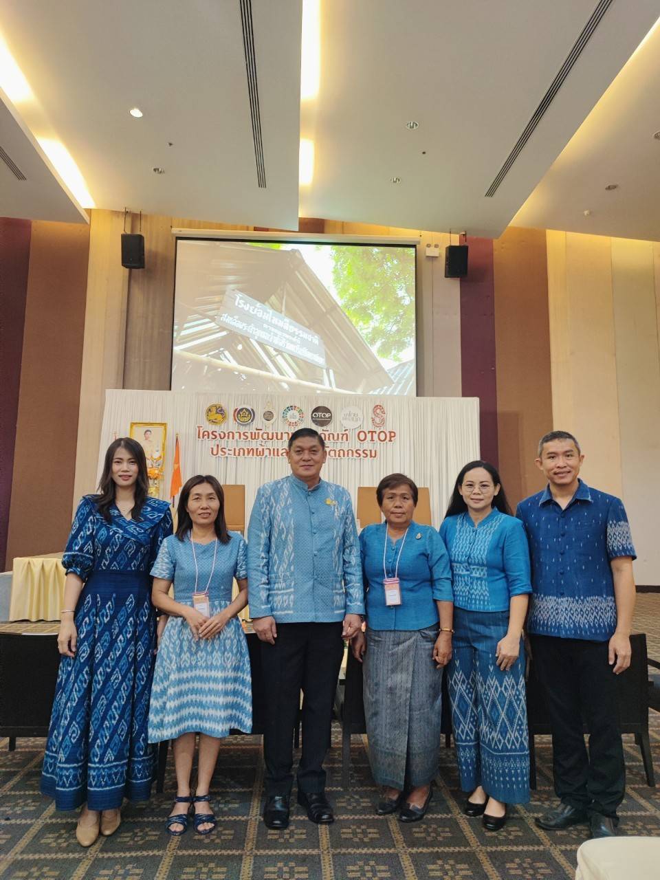 📢พช.สกลนคร: ร่วมกิจกรรมอบรมเชิงปฏิบัติการพัฒนาศักยภาพผู้ผลิต ผู้ประกอบการ OTOP ประเภทผ้าและเครื่องแต่งกาย ช่างทอผ้าและงานหัตถกรรม (Coaching) ผ้าลายพระราชทาน “ผ้าลายสิริวชิราภรณ์” และงานหัตถกรรม ในโครงการพัฒนาผลิตภัณฑ์ OTOP ประเภทผ้าและงานหัตถกรรม