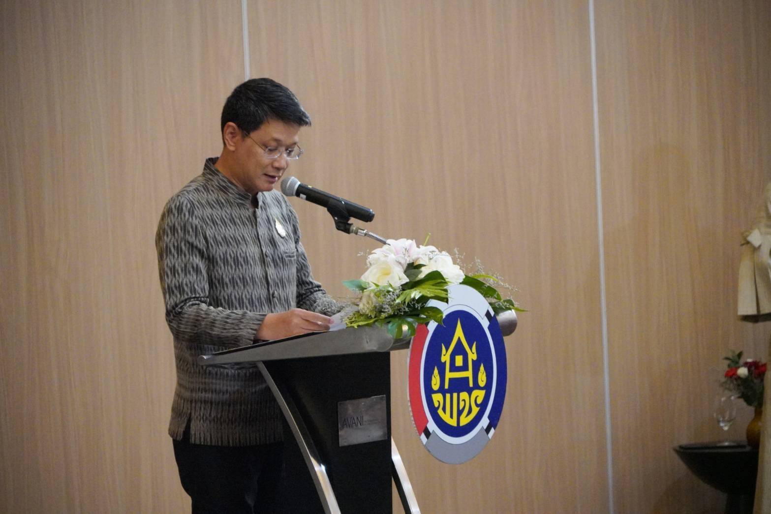 📢พช.สกลนคร: ร่วมกิจกรรมอบรมเชิงปฏิบัติการพัฒนาศักยภาพผู้ผลิต ผู้ประกอบการ OTOP ประเภทผ้าและเครื่องแต่งกาย ช่างทอผ้าและงานหัตถกรรม (Coaching) ผ้าลายพระราชทาน “ผ้าลายสิริวชิราภรณ์” และงานหัตถกรรม ในโครงการพัฒนาผลิตภัณฑ์ OTOP ประเภทผ้าและงานหัตถกรรม