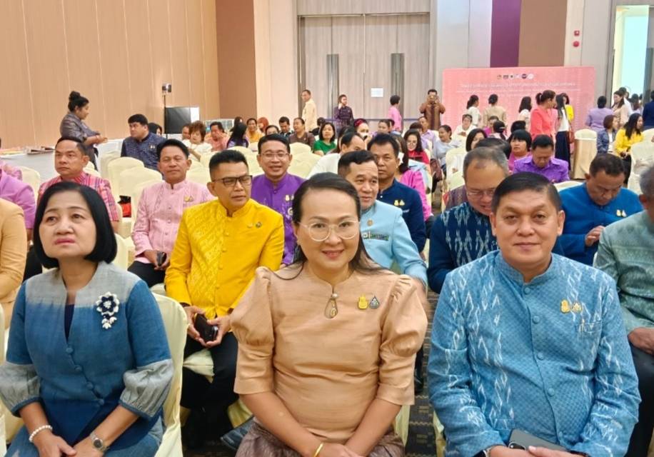 📢พช.สกลนคร: ร่วมกิจกรรมอบรมเชิงปฏิบัติการพัฒนาศักยภาพผู้ผลิต ผู้ประกอบการ OTOP ประเภทผ้าและเครื่องแต่งกาย ช่างทอผ้าและงานหัตถกรรม (Coaching) ผ้าลายพระราชทาน “ผ้าลายสิริวชิราภรณ์” และงานหัตถกรรม ในโครงการพัฒนาผลิตภัณฑ์ OTOP ประเภทผ้าและงานหัตถกรรม