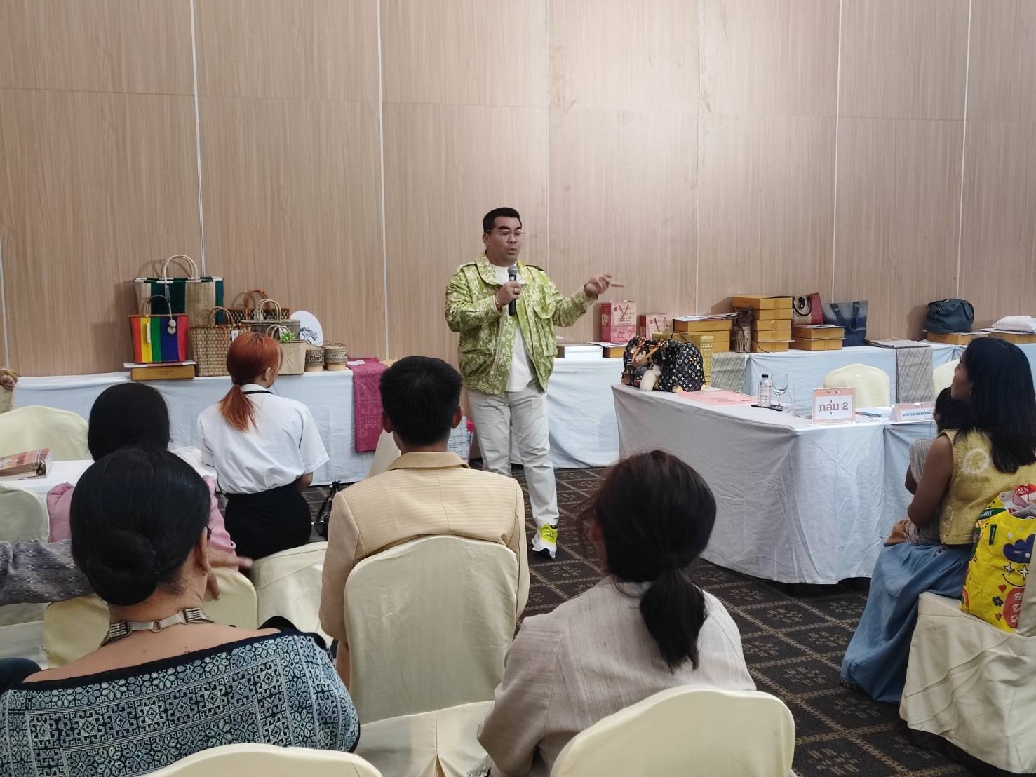 📢พช.สกลนคร: ร่วมกิจกรรมอบรมเชิงปฏิบัติการพัฒนาศักยภาพผู้ผลิต ผู้ประกอบการ OTOP ประเภทผ้าและเครื่องแต่งกาย ช่างทอผ้าและงานหัตถกรรม (Coaching) ผ้าลายพระราชทาน “ผ้าลายสิริวชิราภรณ์” และงานหัตถกรรม ในโครงการพัฒนาผลิตภัณฑ์ OTOP ประเภทผ้าและงานหัตถกรรม