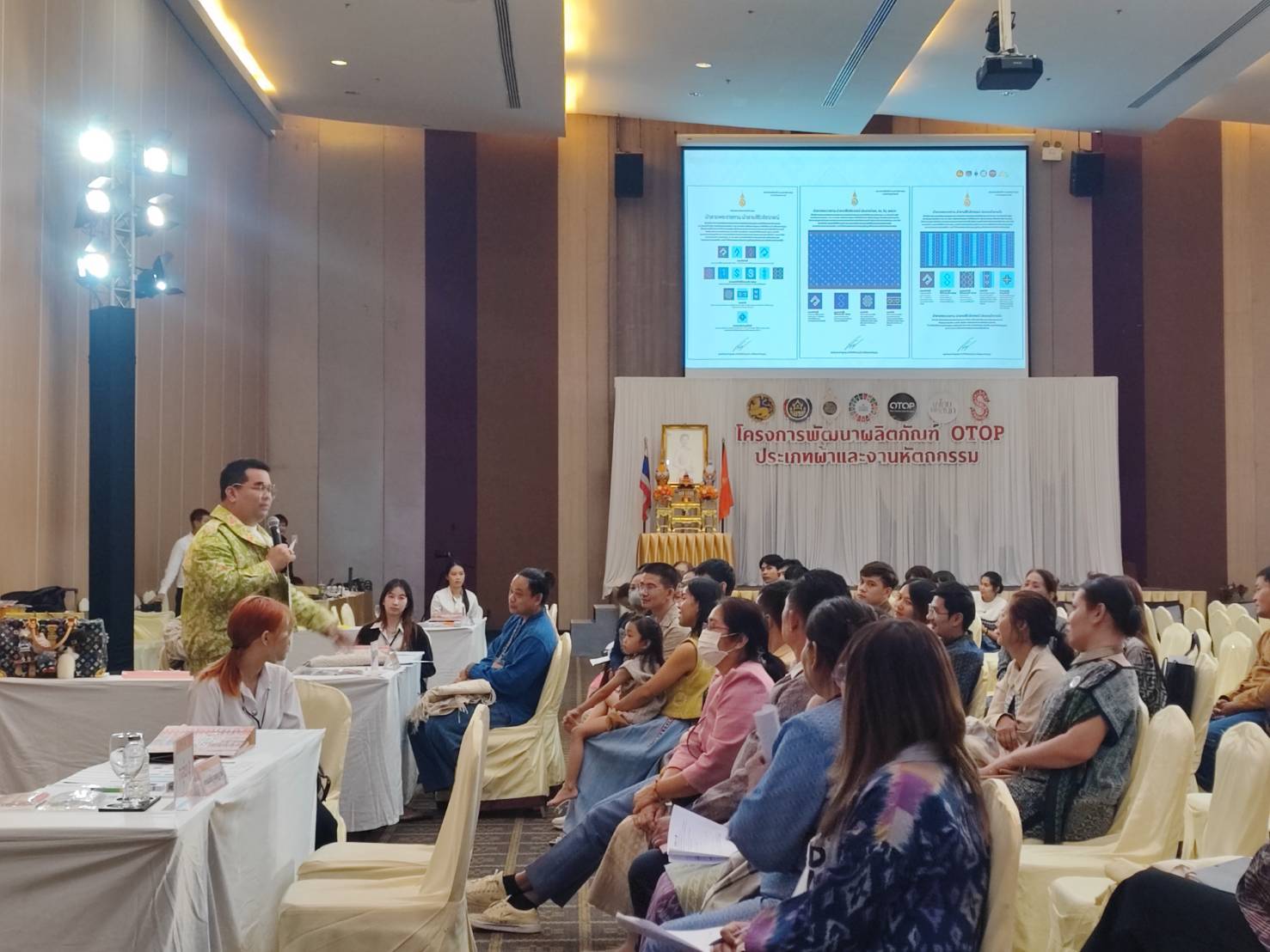 📢พช.สกลนคร: ร่วมกิจกรรมอบรมเชิงปฏิบัติการพัฒนาศักยภาพผู้ผลิต ผู้ประกอบการ OTOP ประเภทผ้าและเครื่องแต่งกาย ช่างทอผ้าและงานหัตถกรรม (Coaching) ผ้าลายพระราชทาน “ผ้าลายสิริวชิราภรณ์” และงานหัตถกรรม ในโครงการพัฒนาผลิตภัณฑ์ OTOP ประเภทผ้าและงานหัตถกรรม