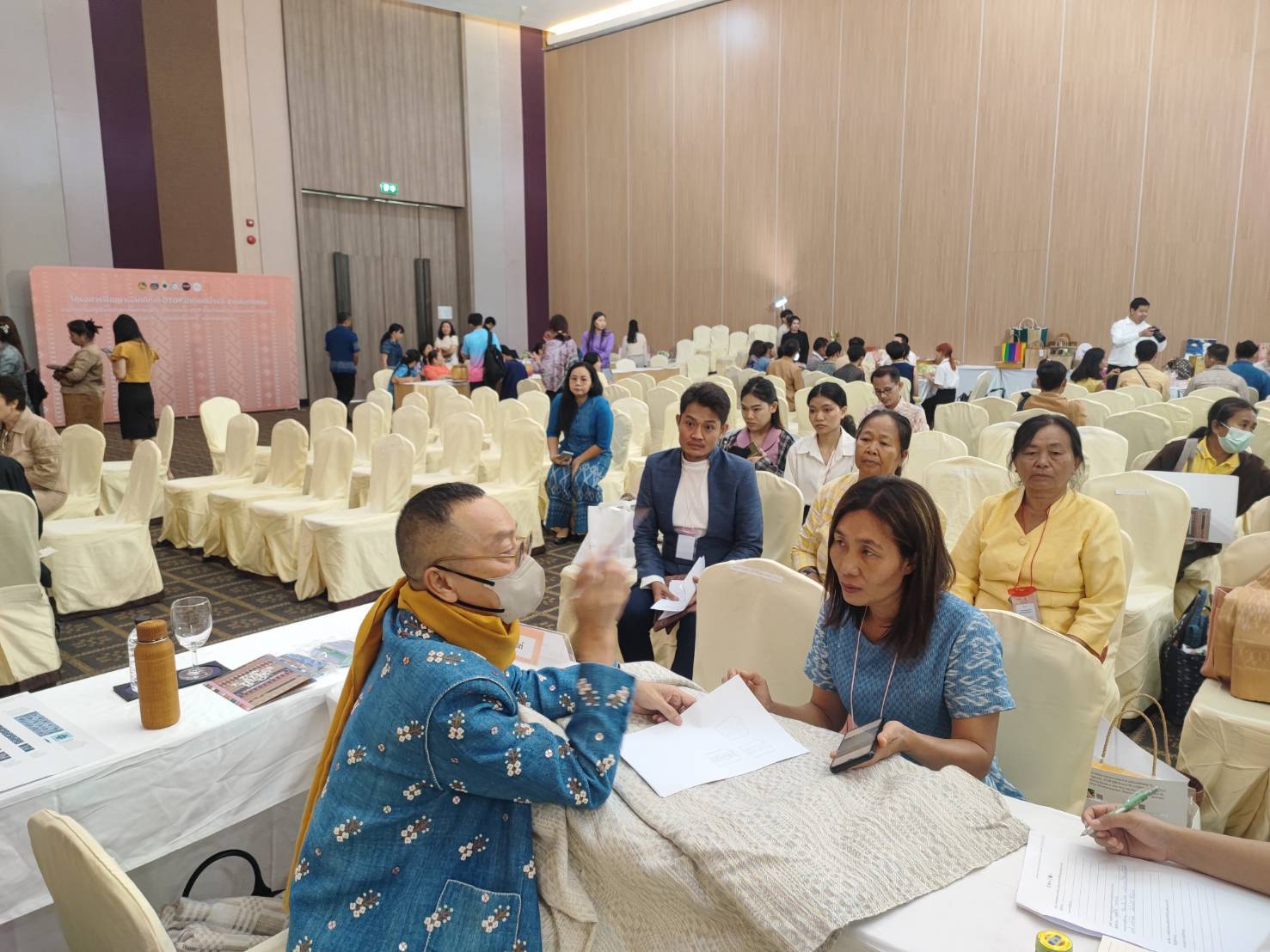 📢พช.สกลนคร: ร่วมกิจกรรมอบรมเชิงปฏิบัติการพัฒนาศักยภาพผู้ผลิต ผู้ประกอบการ OTOP ประเภทผ้าและเครื่องแต่งกาย ช่างทอผ้าและงานหัตถกรรม (Coaching) ผ้าลายพระราชทาน “ผ้าลายสิริวชิราภรณ์” และงานหัตถกรรม ในโครงการพัฒนาผลิตภัณฑ์ OTOP ประเภทผ้าและงานหัตถกรรม