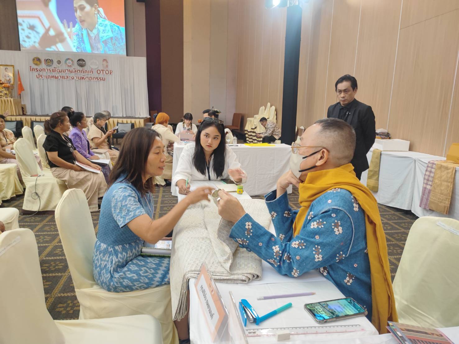📢พช.สกลนคร: ร่วมกิจกรรมอบรมเชิงปฏิบัติการพัฒนาศักยภาพผู้ผลิต ผู้ประกอบการ OTOP ประเภทผ้าและเครื่องแต่งกาย ช่างทอผ้าและงานหัตถกรรม (Coaching) ผ้าลายพระราชทาน “ผ้าลายสิริวชิราภรณ์” และงานหัตถกรรม ในโครงการพัฒนาผลิตภัณฑ์ OTOP ประเภทผ้าและงานหัตถกรรม