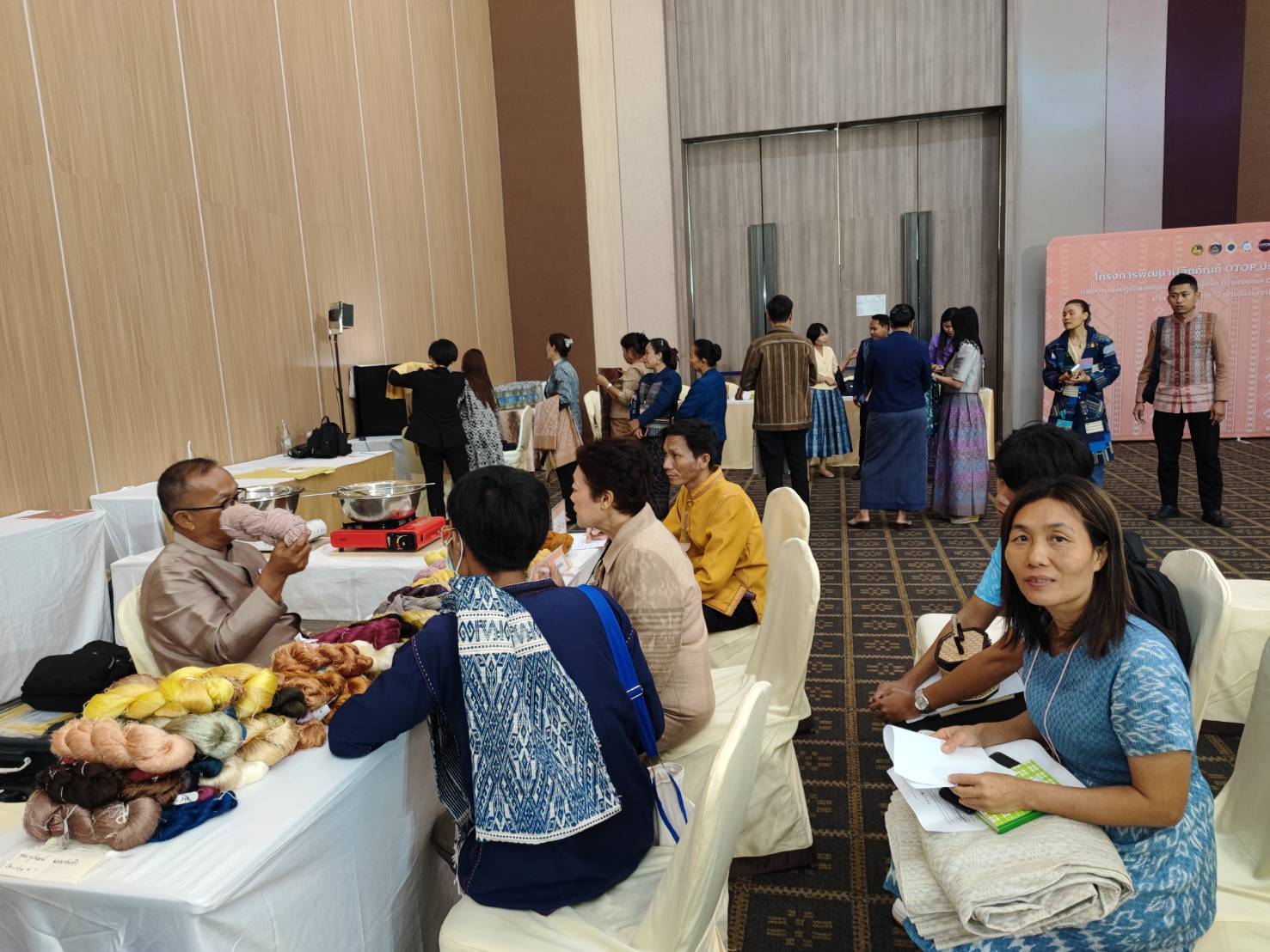 📢พช.สกลนคร: ร่วมกิจกรรมอบรมเชิงปฏิบัติการพัฒนาศักยภาพผู้ผลิต ผู้ประกอบการ OTOP ประเภทผ้าและเครื่องแต่งกาย ช่างทอผ้าและงานหัตถกรรม (Coaching) ผ้าลายพระราชทาน “ผ้าลายสิริวชิราภรณ์” และงานหัตถกรรม ในโครงการพัฒนาผลิตภัณฑ์ OTOP ประเภทผ้าและงานหัตถกรรม