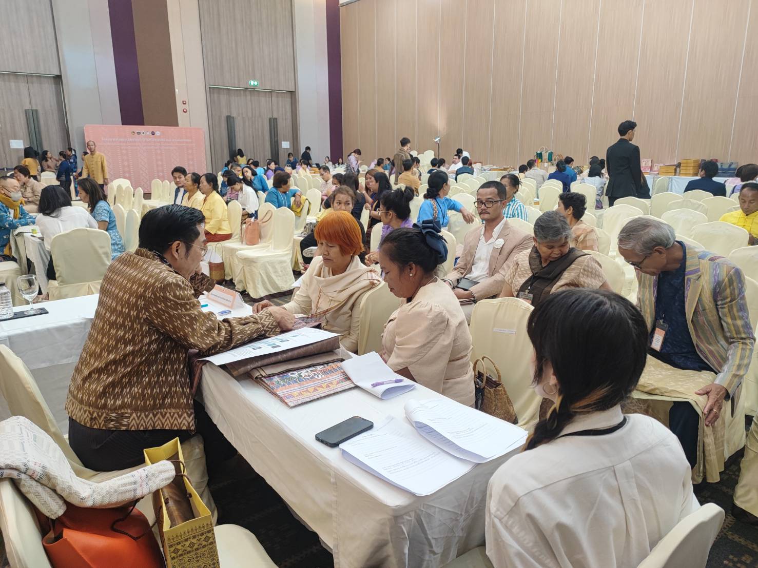 📢พช.สกลนคร: ร่วมกิจกรรมอบรมเชิงปฏิบัติการพัฒนาศักยภาพผู้ผลิต ผู้ประกอบการ OTOP ประเภทผ้าและเครื่องแต่งกาย ช่างทอผ้าและงานหัตถกรรม (Coaching) ผ้าลายพระราชทาน “ผ้าลายสิริวชิราภรณ์” และงานหัตถกรรม ในโครงการพัฒนาผลิตภัณฑ์ OTOP ประเภทผ้าและงานหัตถกรรม