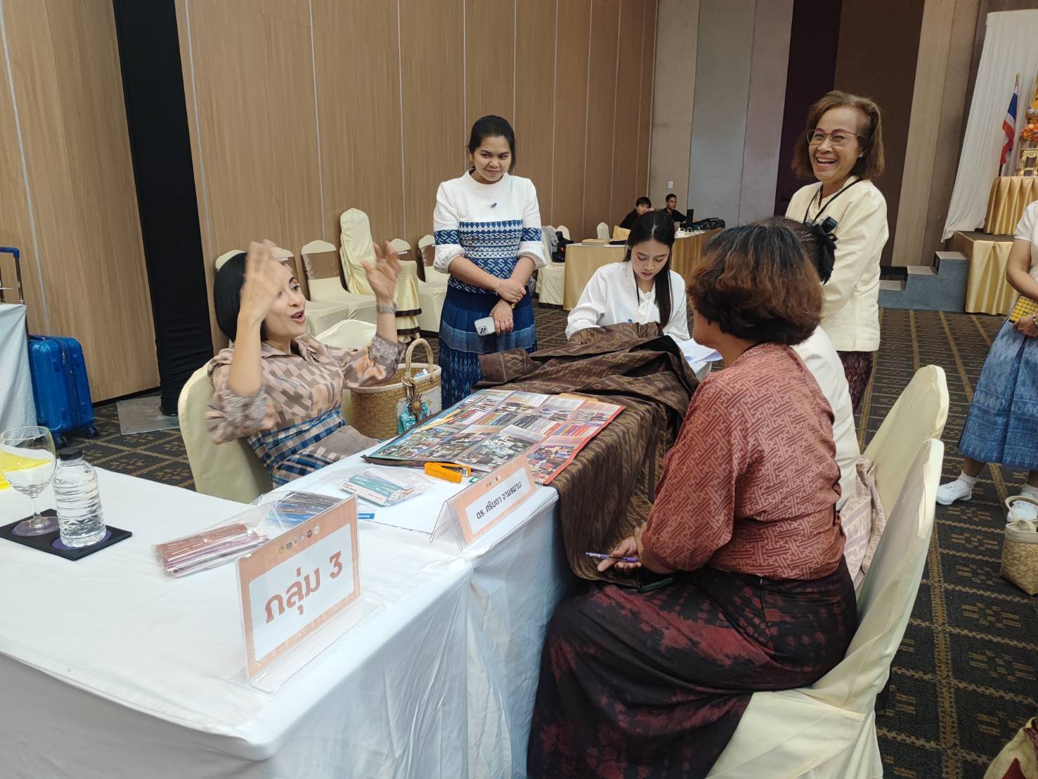 📢พช.สกลนคร: ร่วมกิจกรรมอบรมเชิงปฏิบัติการพัฒนาศักยภาพผู้ผลิต ผู้ประกอบการ OTOP ประเภทผ้าและเครื่องแต่งกาย ช่างทอผ้าและงานหัตถกรรม (Coaching) ผ้าลายพระราชทาน “ผ้าลายสิริวชิราภรณ์” และงานหัตถกรรม ในโครงการพัฒนาผลิตภัณฑ์ OTOP ประเภทผ้าและงานหัตถกรรม