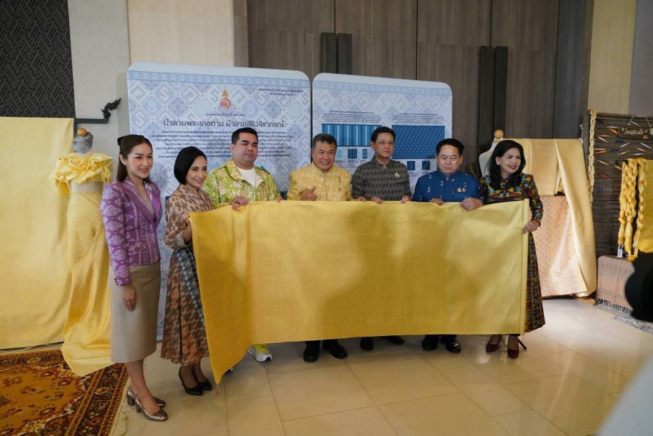 📢พช.สกลนคร: ร่วมกิจกรรมอบรมเชิงปฏิบัติการพัฒนาศักยภาพผู้ผลิต ผู้ประกอบการ OTOP ประเภทผ้าและเครื่องแต่งกาย ช่างทอผ้าและงานหัตถกรรม (Coaching) ผ้าลายพระราชทาน “ผ้าลายสิริวชิราภรณ์” และงานหัตถกรรม ในโครงการพัฒนาผลิตภัณฑ์ OTOP ประเภทผ้าและงานหัตถกรรม