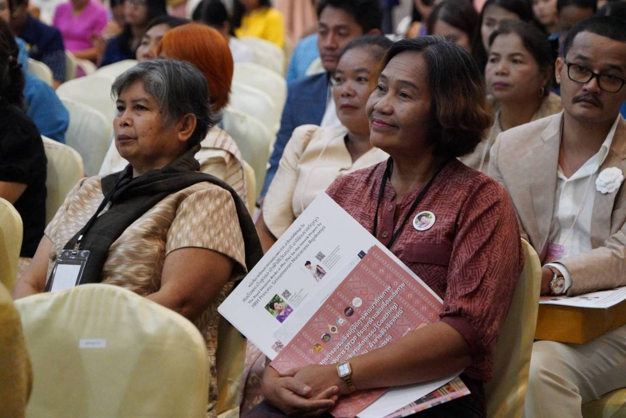 📢พช.สกลนคร: ร่วมกิจกรรมอบรมเชิงปฏิบัติการพัฒนาศักยภาพผู้ผลิต ผู้ประกอบการ OTOP ประเภทผ้าและเครื่องแต่งกาย ช่างทอผ้าและงานหัตถกรรม (Coaching) ผ้าลายพระราชทาน “ผ้าลายสิริวชิราภรณ์” และงานหัตถกรรม ในโครงการพัฒนาผลิตภัณฑ์ OTOP ประเภทผ้าและงานหัตถกรรม