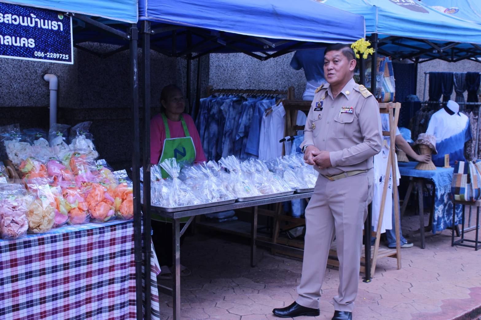 พช.สกลนคร : จัดตลาดนัดสินค้า OTOP อาหารปลอดภัย สินค้าดี สินค้าเด่นจังหวัดสกลนคร ส่งเสริมช่องทางการตลาดให้ผู้ประกอบการ OTOP