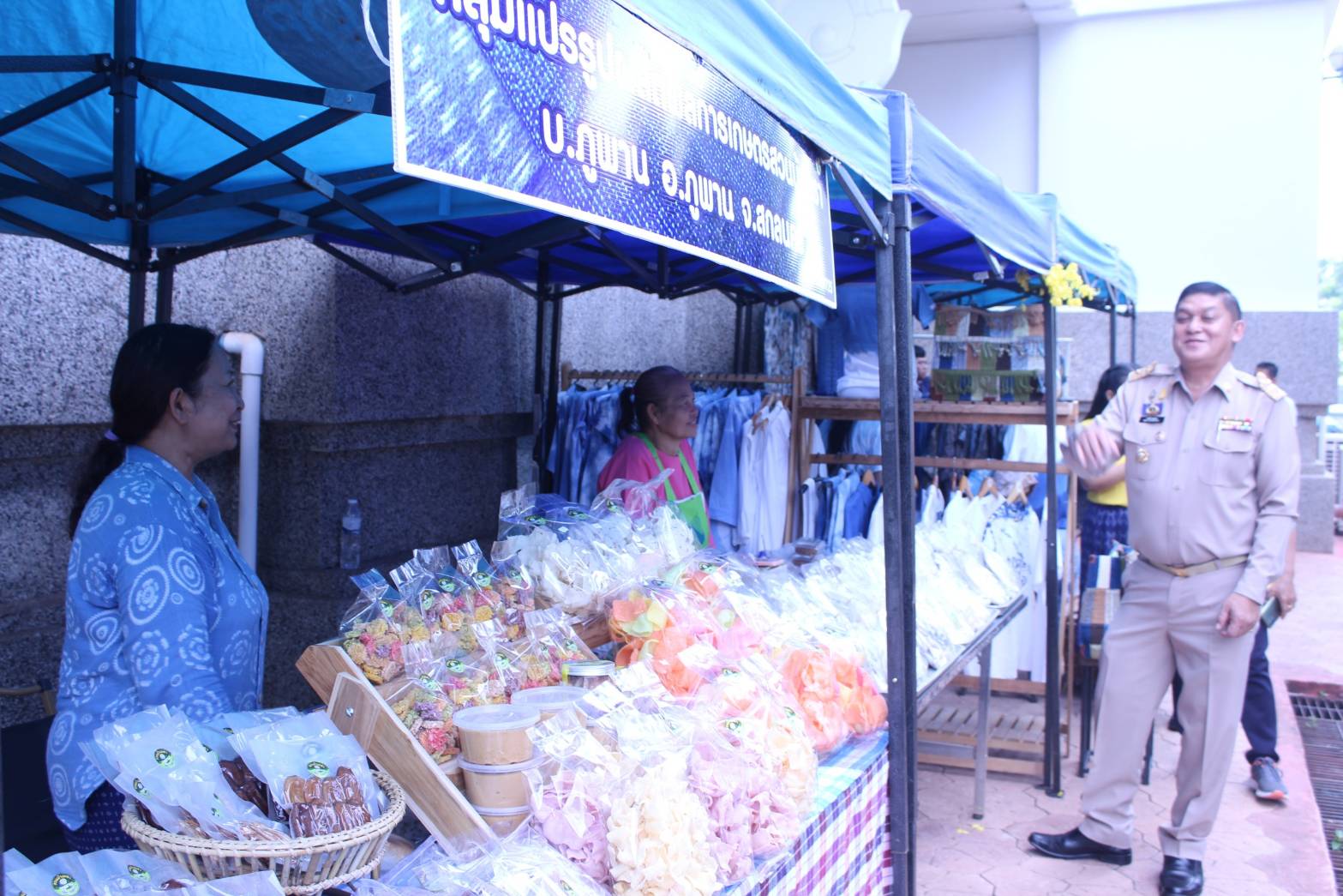 พช.สกลนคร : จัดตลาดนัดสินค้า OTOP อาหารปลอดภัย สินค้าดี สินค้าเด่นจังหวัดสกลนคร ส่งเสริมช่องทางการตลาดให้ผู้ประกอบการ OTOP