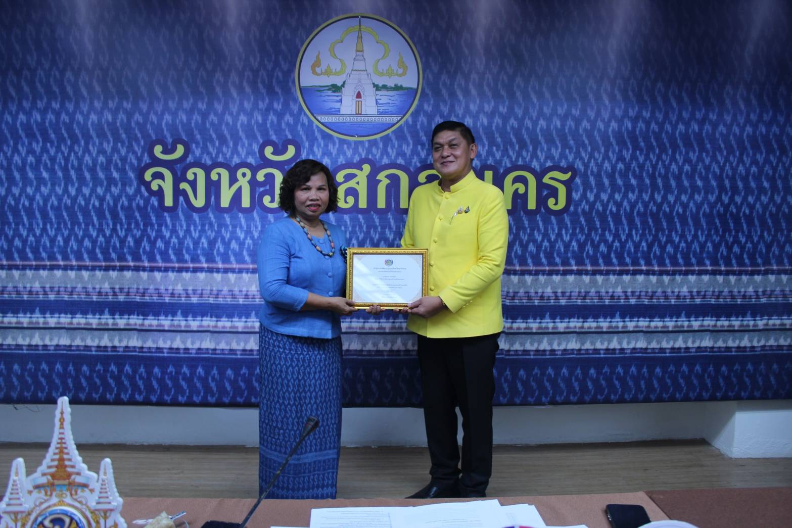 📢พช.สกลนคร : มอบเกียรติบัตรบุคคลคุณธรรมดีเด่นและหน่วยงานคุณธรรมดีเด่น ในสังกัดตามคุณธรรมเป้าหมาย 5 ประการ ” พอเพียง วินัย สุจริต จิตอาสา กตัญญู” ประจำปี 2567