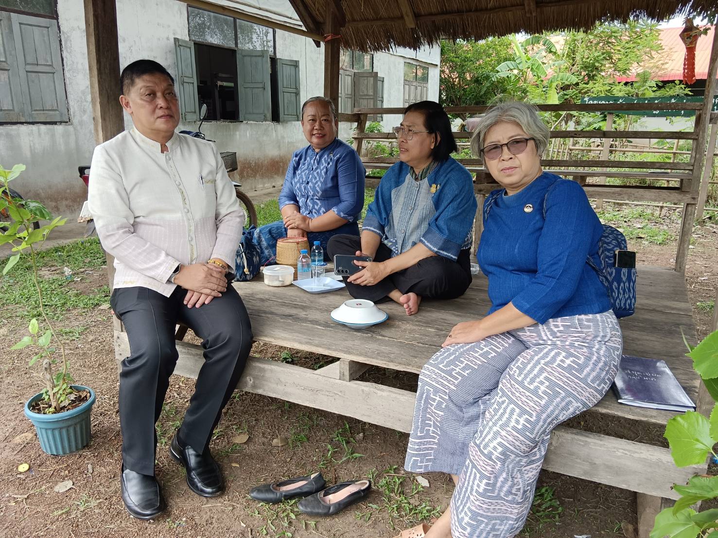 พช.สกลนคร ศึกษาดูงานการทอผ้าลายยีนส์