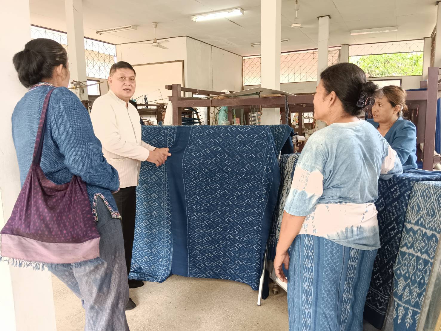 พช.สกลนคร ศึกษาดูงานการทอผ้าลายยีนส์