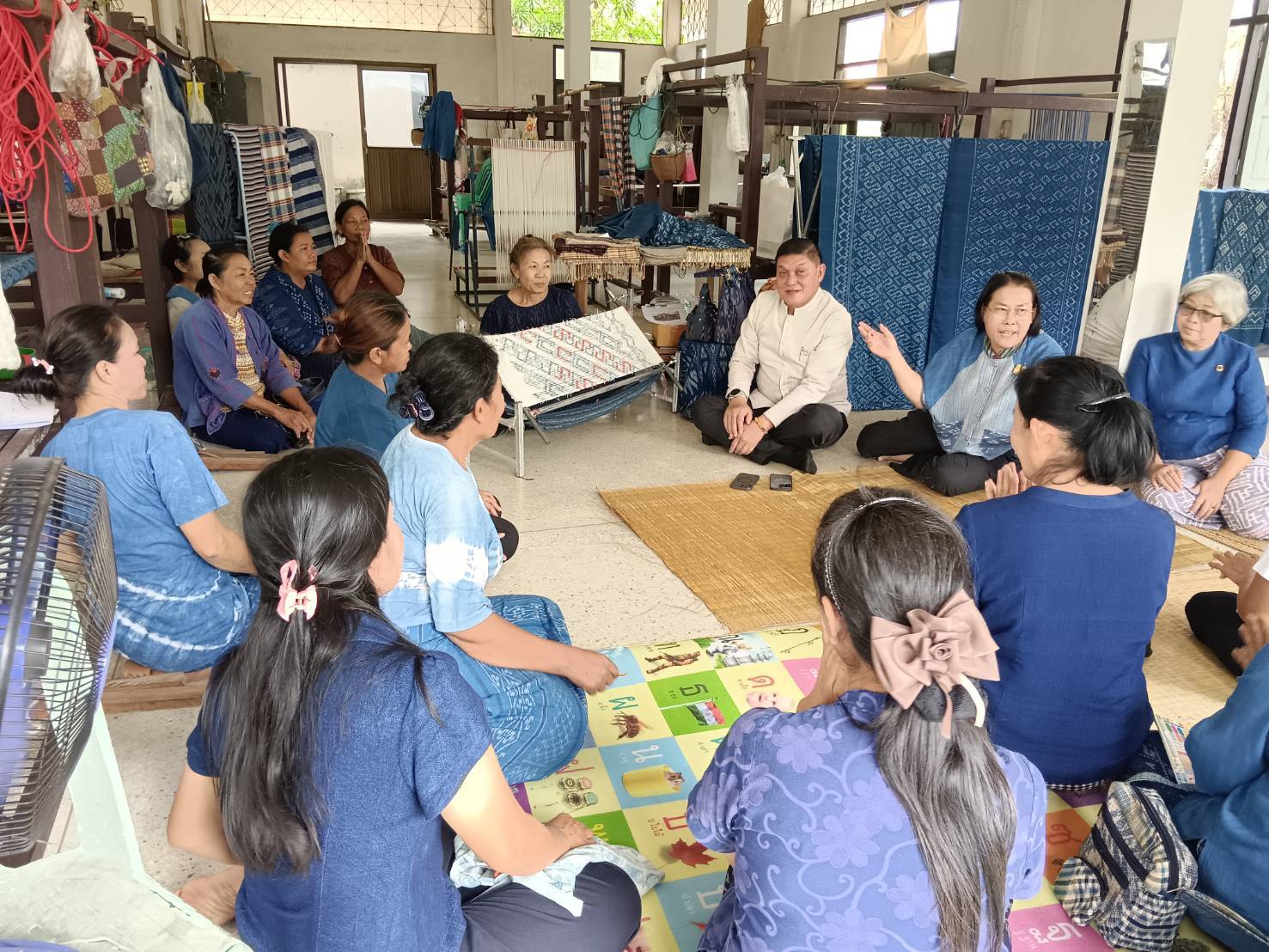 พช.สกลนคร ศึกษาดูงานการทอผ้าลายยีนส์
