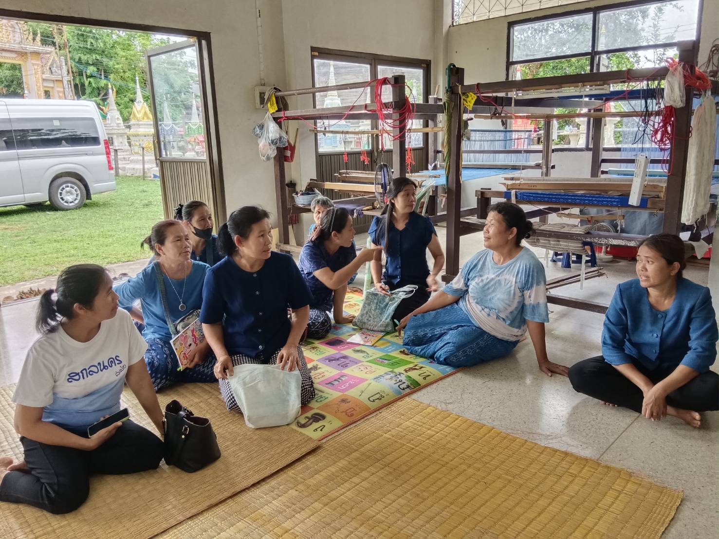 พช.สกลนคร ศึกษาดูงานการทอผ้าลายยีนส์