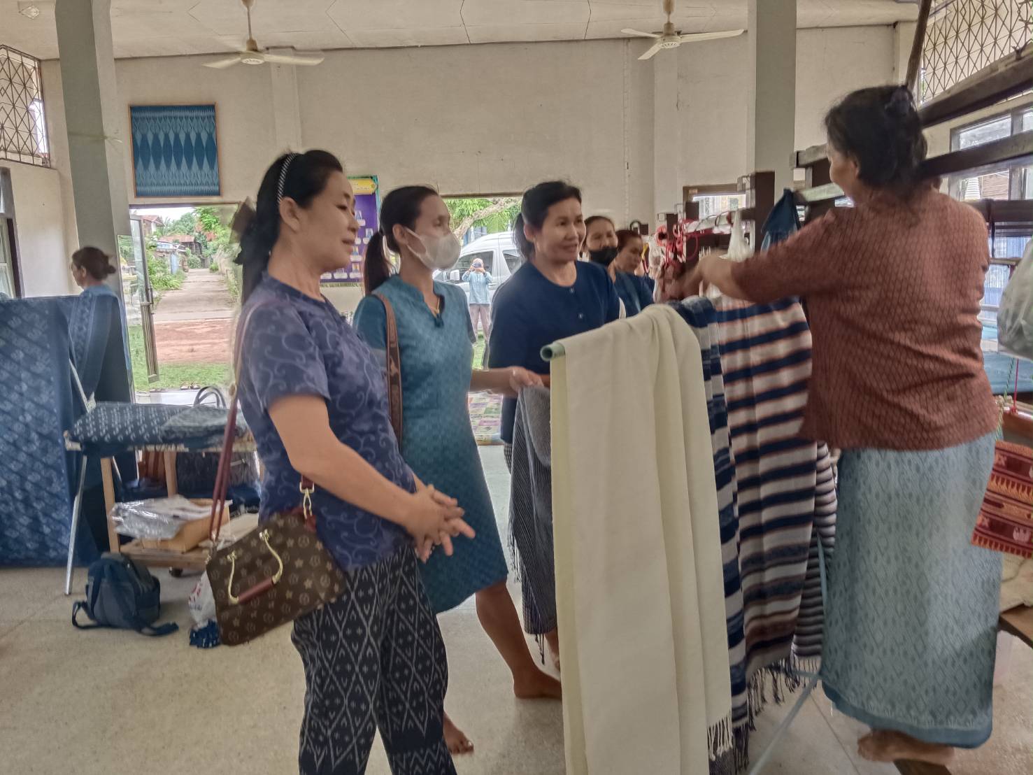 พช.สกลนคร ศึกษาดูงานการทอผ้าลายยีนส์