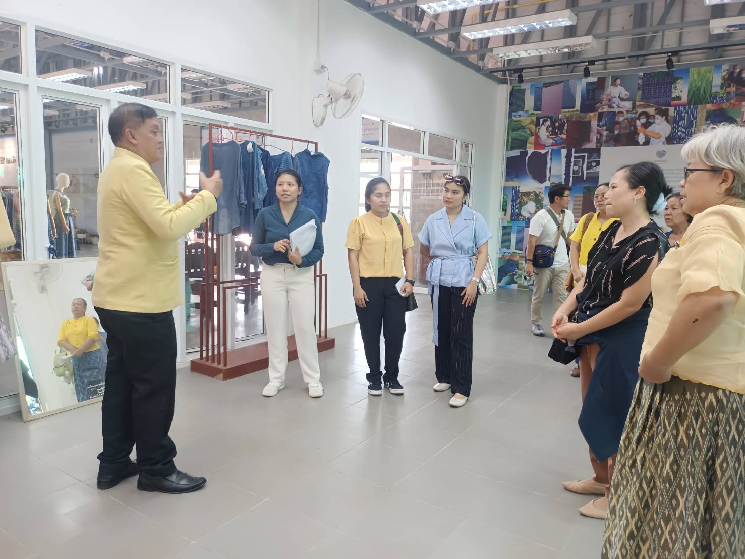 พช.สกลนคร ต้อนรับคณะสำรวจสถานที่ดูงานจากกรมสารนิเทศ กระทรวงการต่างประเทศ