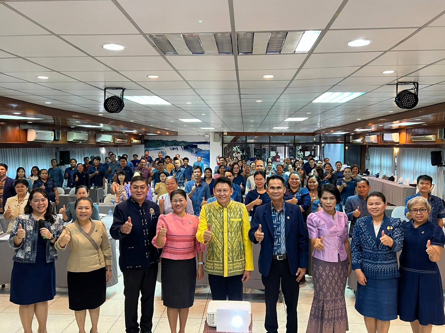 ผู้ตรวจราชการกรมการพัฒนาชุมชน เขตตรวจราชการที่ 11 มอบแนวทางการปฏิบัติงานแก่เจ้าหน้าที่พัฒนาชุมชนจังหวัดสกลนคร ในการขับเคลื่อนนโยบายสู่การปฏิบัติ ประจำปีงบประมาณ พ.ศ. 2567
