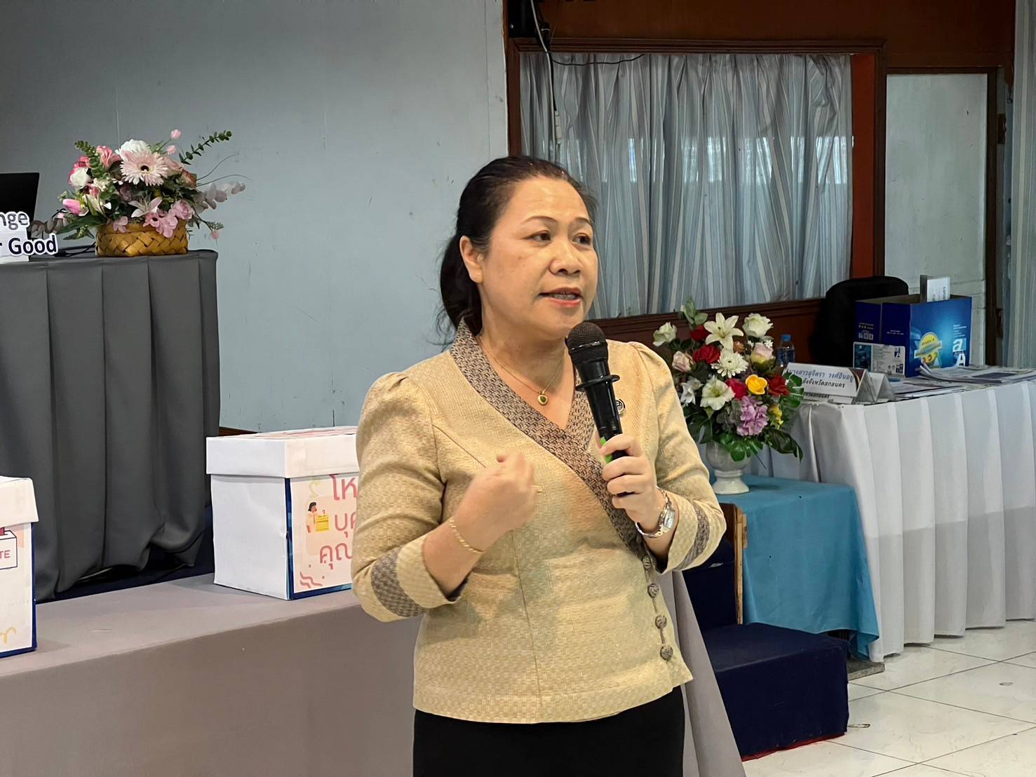 ผู้ตรวจราชการกรมการพัฒนาชุมชน เขตตรวจราชการที่ 11 มอบแนวทางการปฏิบัติงานแก่เจ้าหน้าที่พัฒนาชุมชนจังหวัดสกลนคร ในการขับเคลื่อนนโยบายสู่การปฏิบัติ ประจำปีงบประมาณ พ.ศ. 2567