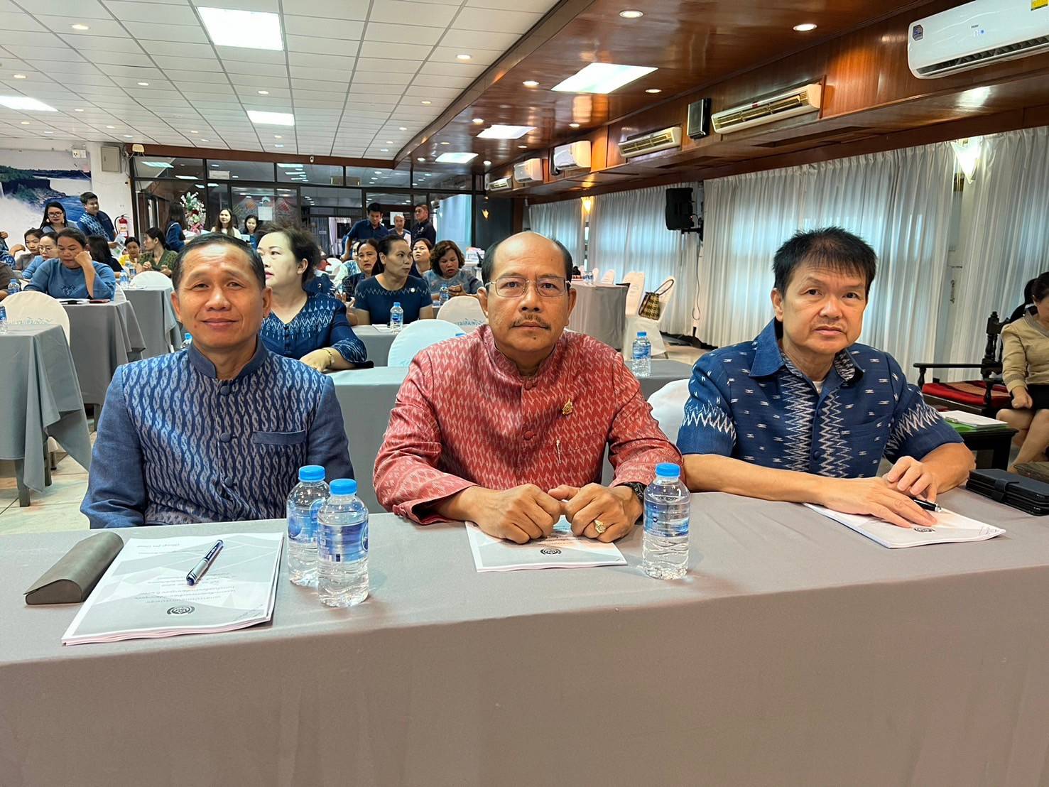 ผู้ตรวจราชการกรมการพัฒนาชุมชน เขตตรวจราชการที่ 11 มอบแนวทางการปฏิบัติงานแก่เจ้าหน้าที่พัฒนาชุมชนจังหวัดสกลนคร ในการขับเคลื่อนนโยบายสู่การปฏิบัติ ประจำปีงบประมาณ พ.ศ. 2567