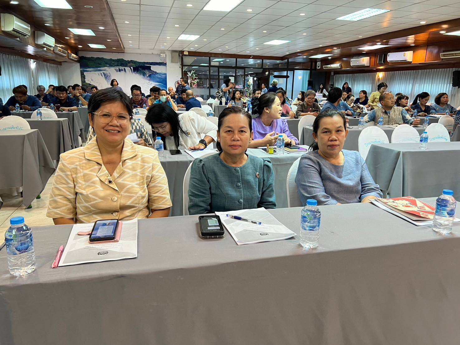 ผู้ตรวจราชการกรมการพัฒนาชุมชน เขตตรวจราชการที่ 11 มอบแนวทางการปฏิบัติงานแก่เจ้าหน้าที่พัฒนาชุมชนจังหวัดสกลนคร ในการขับเคลื่อนนโยบายสู่การปฏิบัติ ประจำปีงบประมาณ พ.ศ. 2567