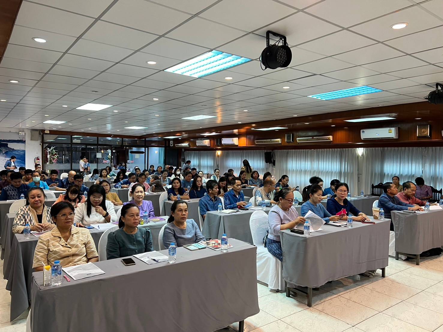 ผู้ตรวจราชการกรมการพัฒนาชุมชน เขตตรวจราชการที่ 11 มอบแนวทางการปฏิบัติงานแก่เจ้าหน้าที่พัฒนาชุมชนจังหวัดสกลนคร ในการขับเคลื่อนนโยบายสู่การปฏิบัติ ประจำปีงบประมาณ พ.ศ. 2567