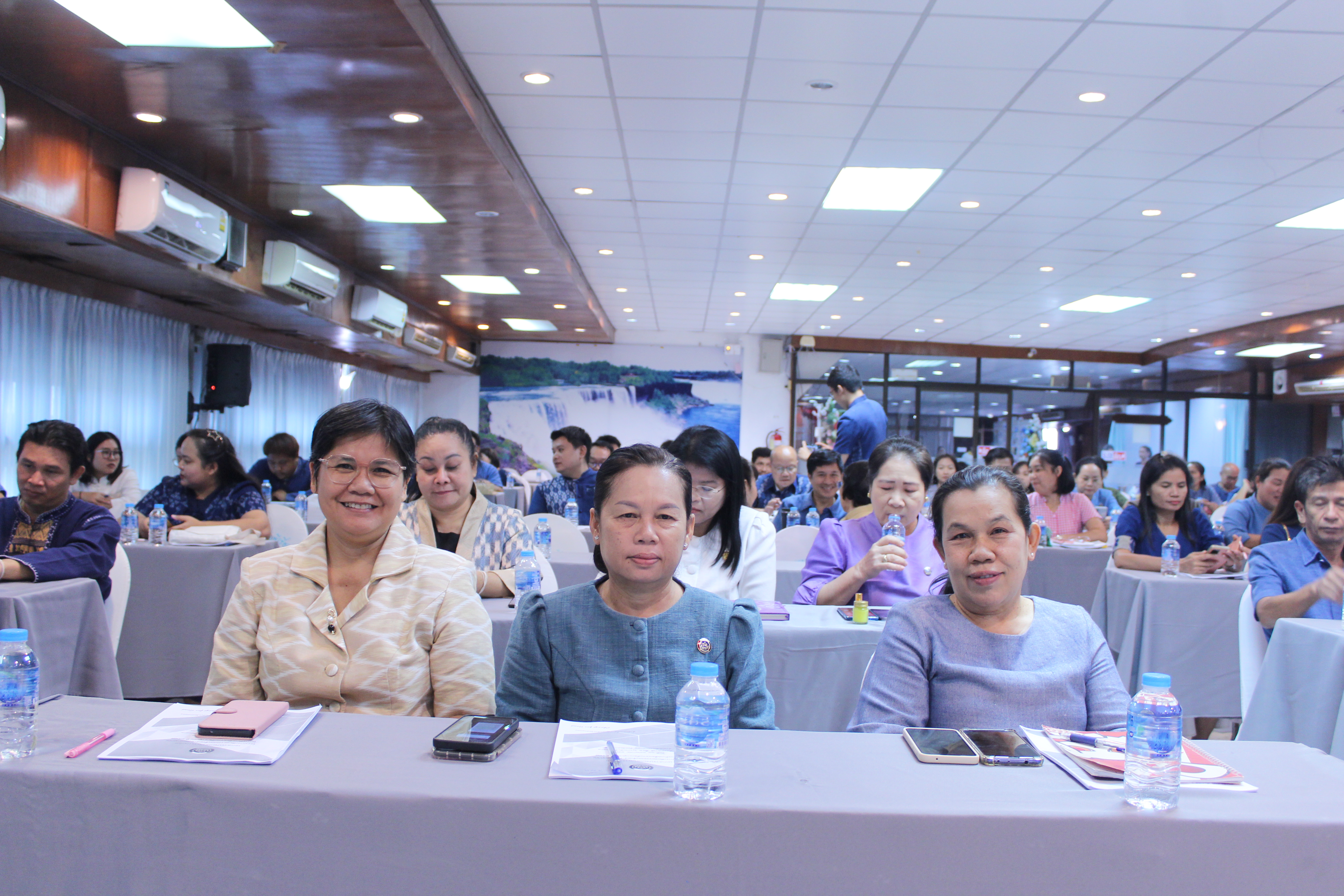 ผู้ตรวจราชการกรมการพัฒนาชุมชน เขตตรวจราชการที่ 11 มอบแนวทางการปฏิบัติงานแก่เจ้าหน้าที่พัฒนาชุมชนจังหวัดสกลนคร ในการขับเคลื่อนนโยบายสู่การปฏิบัติ ประจำปีงบประมาณ พ.ศ. 2567