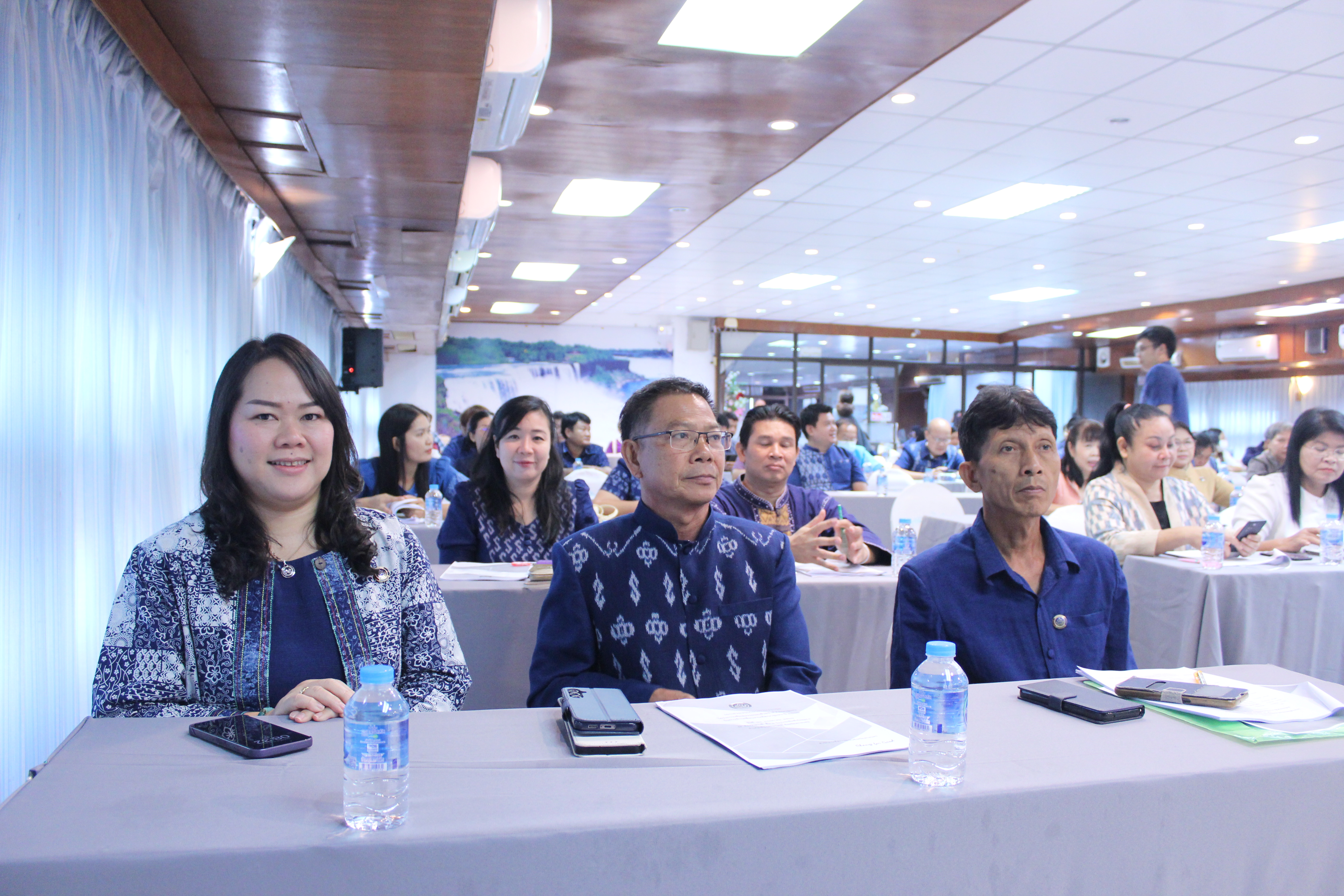 ผู้ตรวจราชการกรมการพัฒนาชุมชน เขตตรวจราชการที่ 11 มอบแนวทางการปฏิบัติงานแก่เจ้าหน้าที่พัฒนาชุมชนจังหวัดสกลนคร ในการขับเคลื่อนนโยบายสู่การปฏิบัติ ประจำปีงบประมาณ พ.ศ. 2567