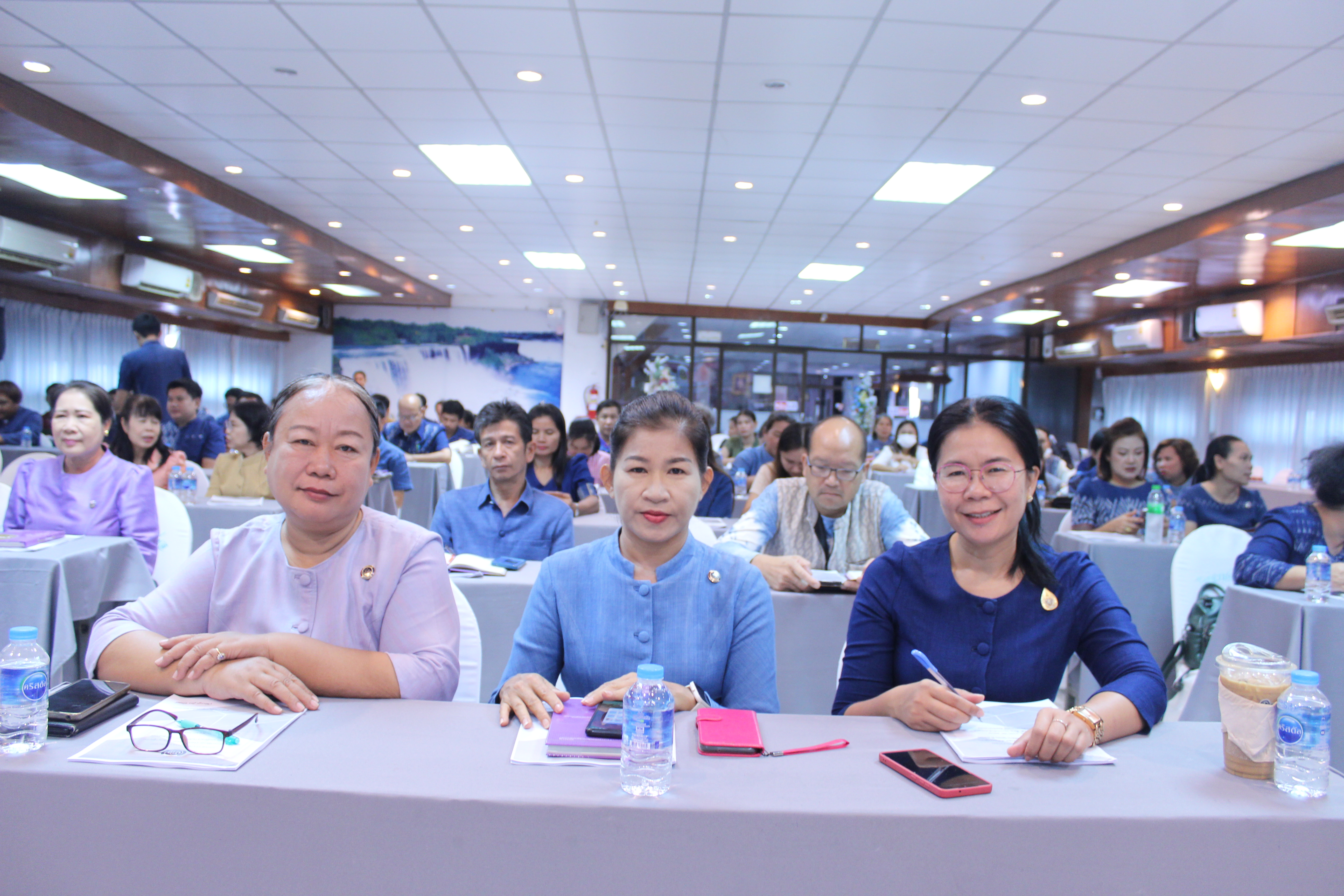 ผู้ตรวจราชการกรมการพัฒนาชุมชน เขตตรวจราชการที่ 11 มอบแนวทางการปฏิบัติงานแก่เจ้าหน้าที่พัฒนาชุมชนจังหวัดสกลนคร ในการขับเคลื่อนนโยบายสู่การปฏิบัติ ประจำปีงบประมาณ พ.ศ. 2567