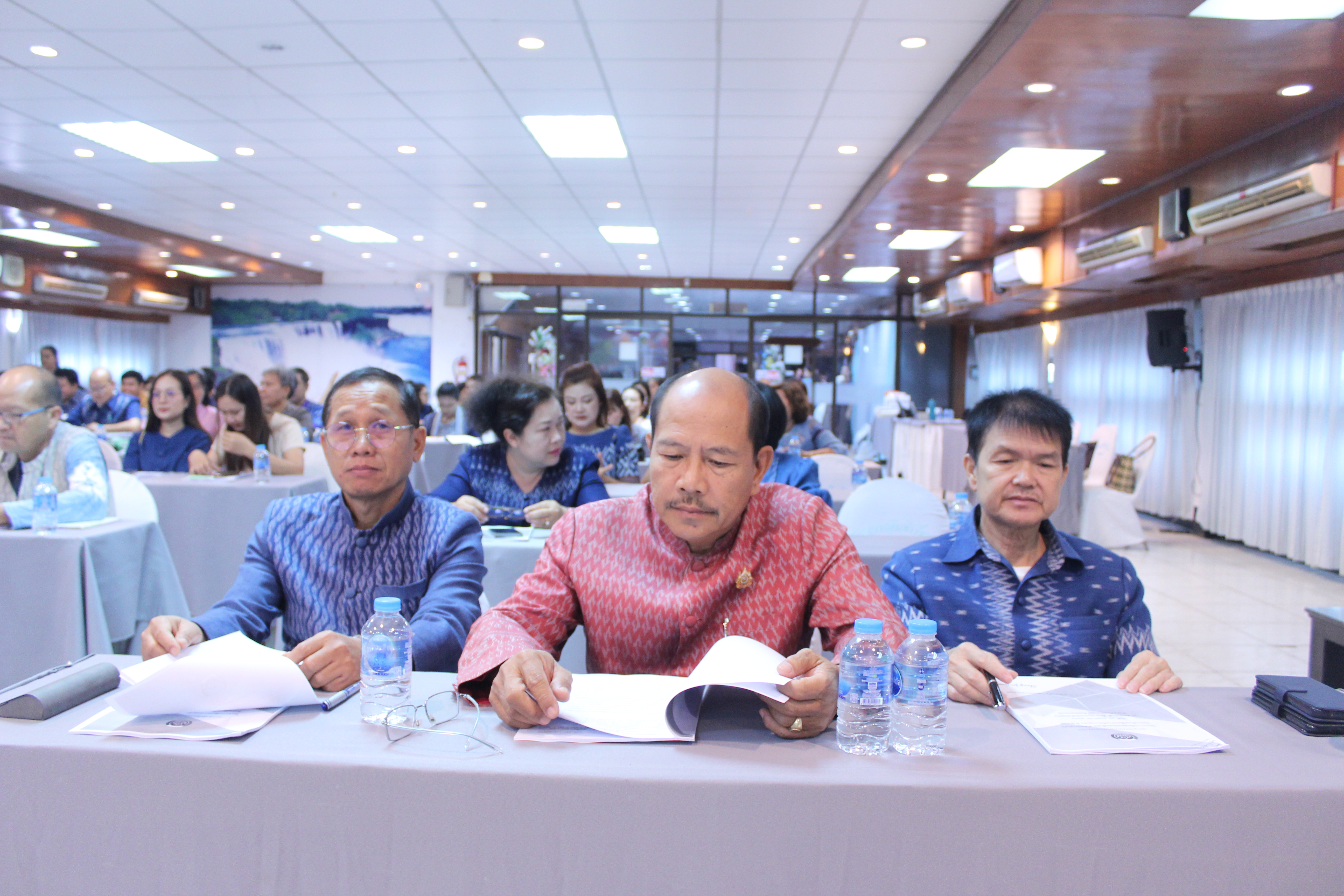 ผู้ตรวจราชการกรมการพัฒนาชุมชน เขตตรวจราชการที่ 11 มอบแนวทางการปฏิบัติงานแก่เจ้าหน้าที่พัฒนาชุมชนจังหวัดสกลนคร ในการขับเคลื่อนนโยบายสู่การปฏิบัติ ประจำปีงบประมาณ พ.ศ. 2567