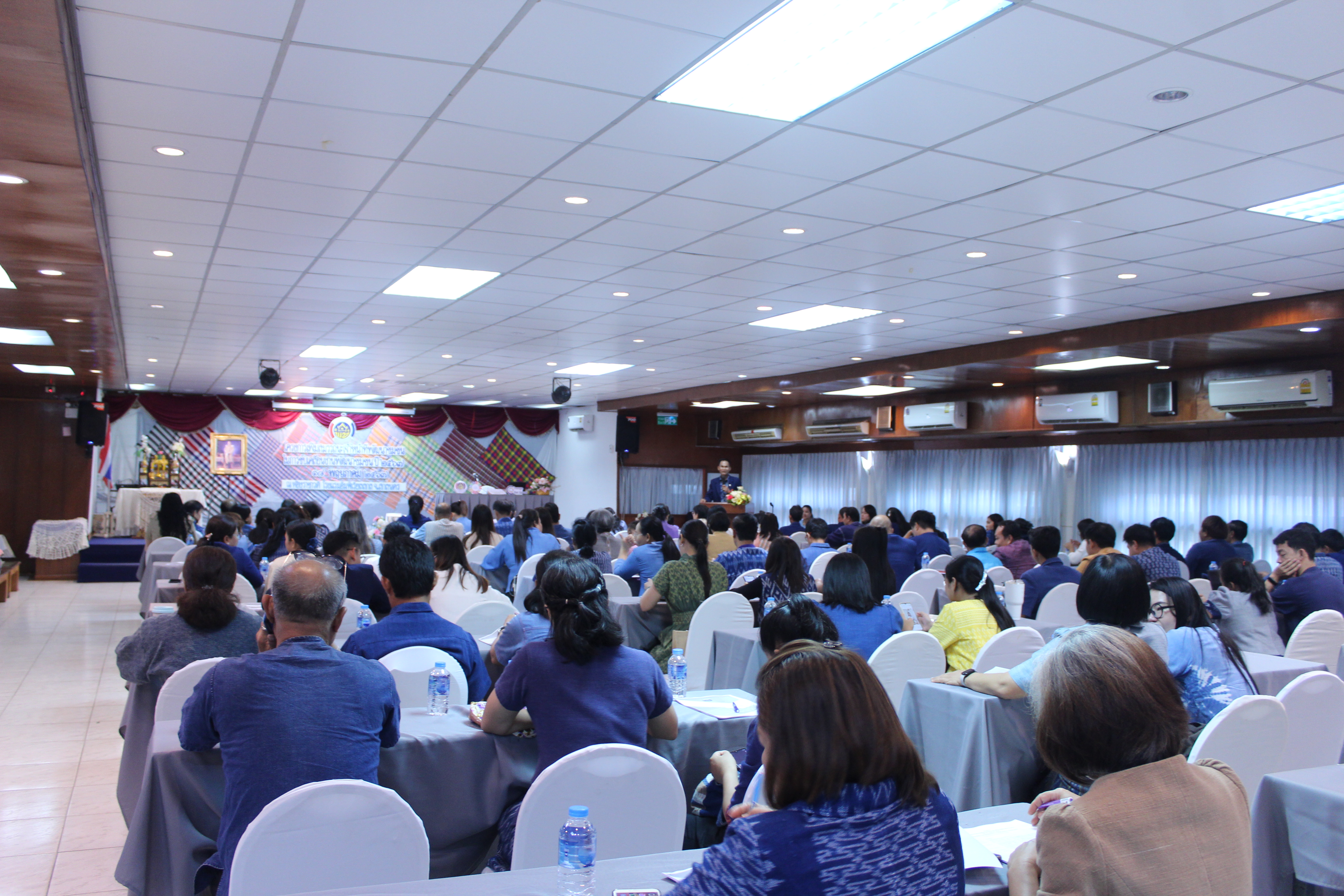 ผู้ตรวจราชการกรมการพัฒนาชุมชน เขตตรวจราชการที่ 11 มอบแนวทางการปฏิบัติงานแก่เจ้าหน้าที่พัฒนาชุมชนจังหวัดสกลนคร ในการขับเคลื่อนนโยบายสู่การปฏิบัติ ประจำปีงบประมาณ พ.ศ. 2567