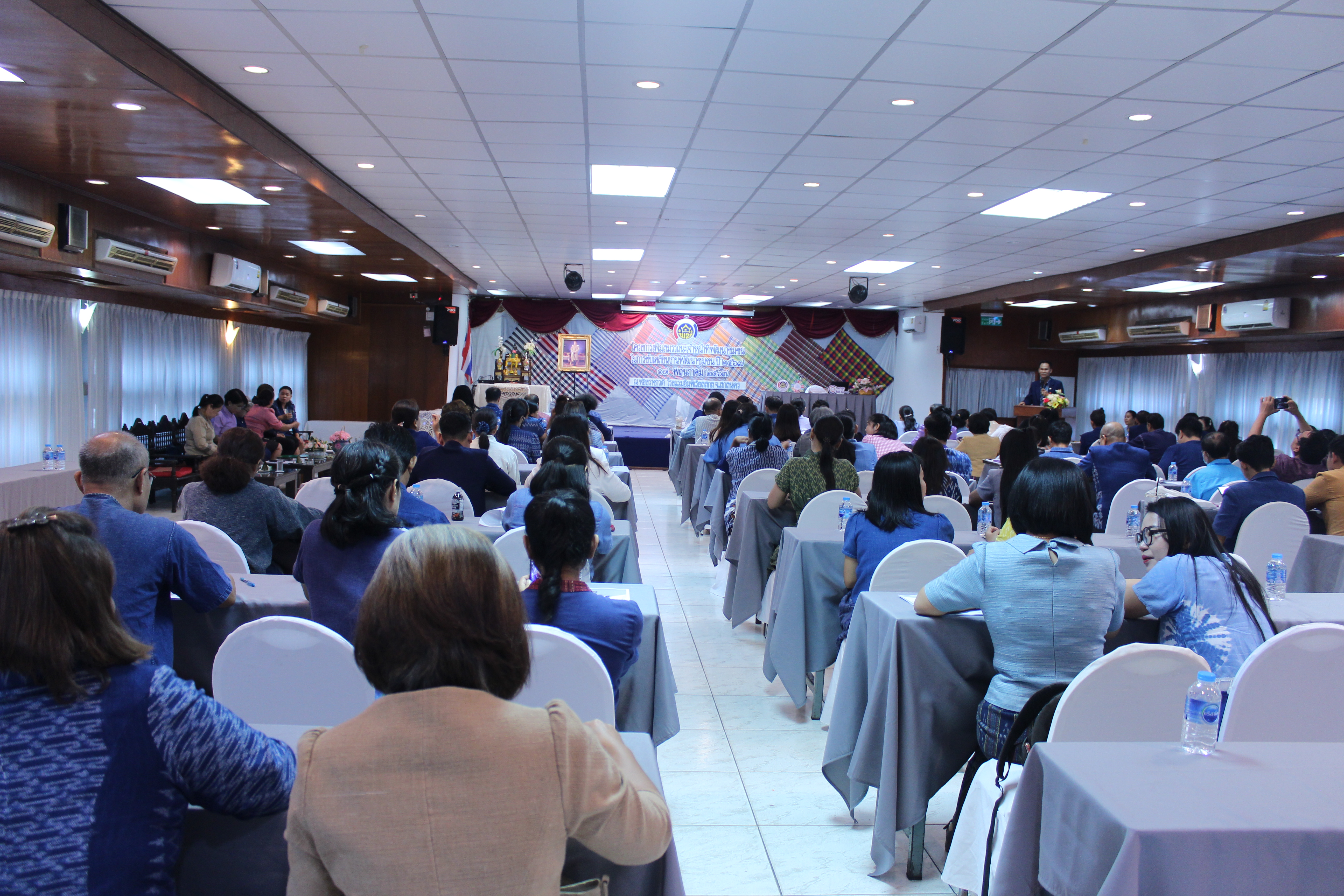 ผู้ตรวจราชการกรมการพัฒนาชุมชน เขตตรวจราชการที่ 11 มอบแนวทางการปฏิบัติงานแก่เจ้าหน้าที่พัฒนาชุมชนจังหวัดสกลนคร ในการขับเคลื่อนนโยบายสู่การปฏิบัติ ประจำปีงบประมาณ พ.ศ. 2567