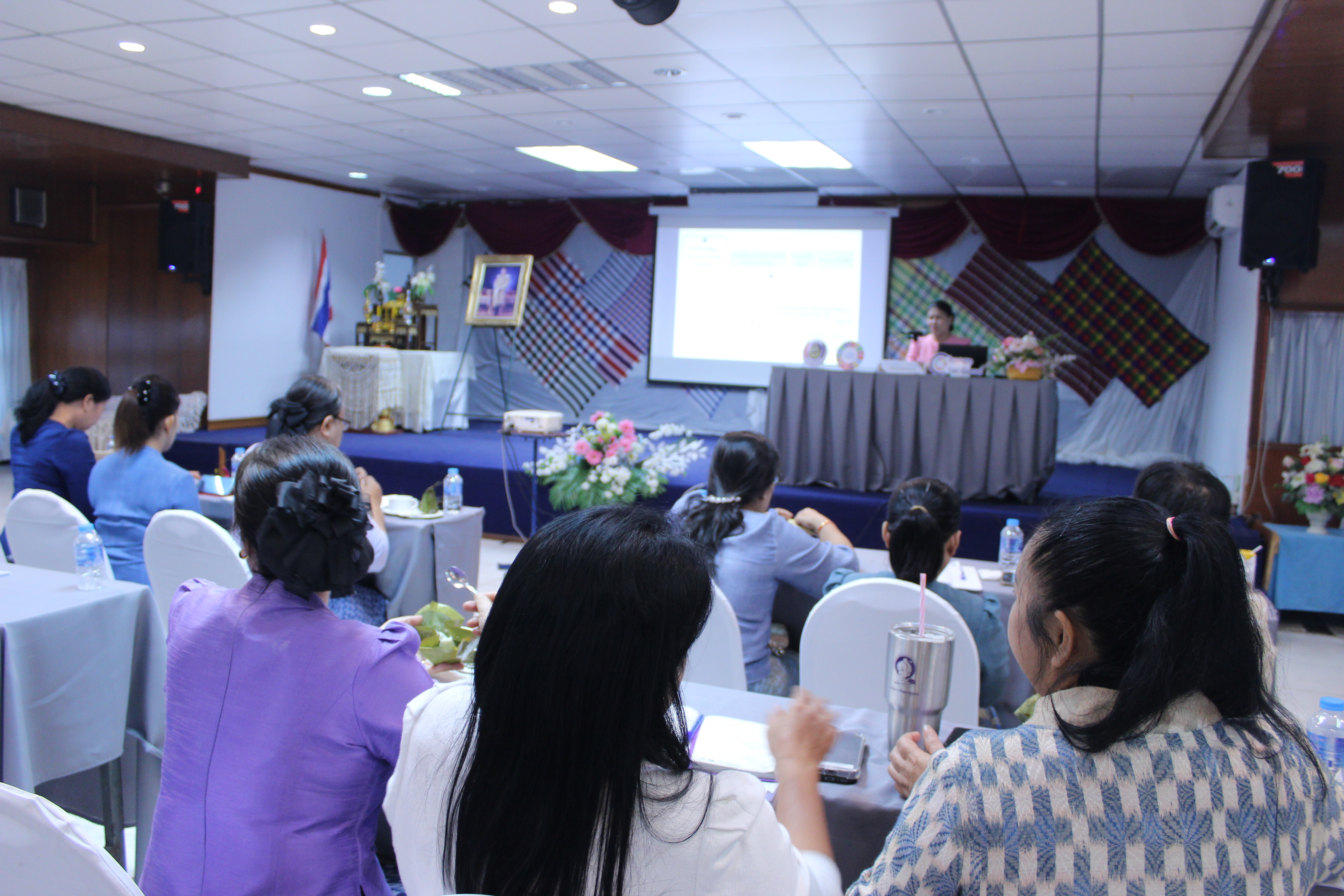 ผู้ตรวจราชการกรมการพัฒนาชุมชน เขตตรวจราชการที่ 11 มอบแนวทางการปฏิบัติงานแก่เจ้าหน้าที่พัฒนาชุมชนจังหวัดสกลนคร ในการขับเคลื่อนนโยบายสู่การปฏิบัติ ประจำปีงบประมาณ พ.ศ. 2567