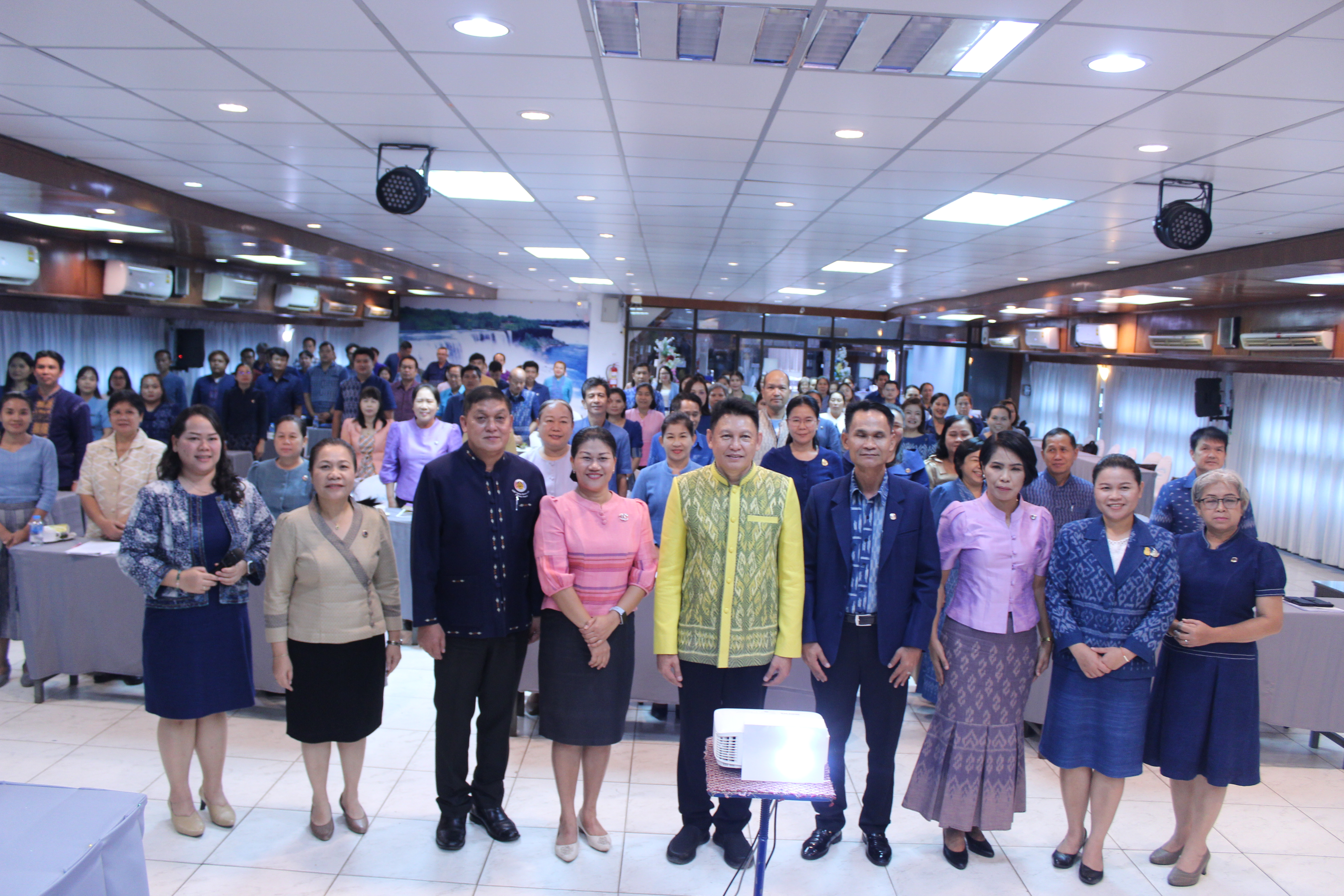ผู้ตรวจราชการกรมการพัฒนาชุมชน เขตตรวจราชการที่ 11 มอบแนวทางการปฏิบัติงานแก่เจ้าหน้าที่พัฒนาชุมชนจังหวัดสกลนคร ในการขับเคลื่อนนโยบายสู่การปฏิบัติ ประจำปีงบประมาณ พ.ศ. 2567