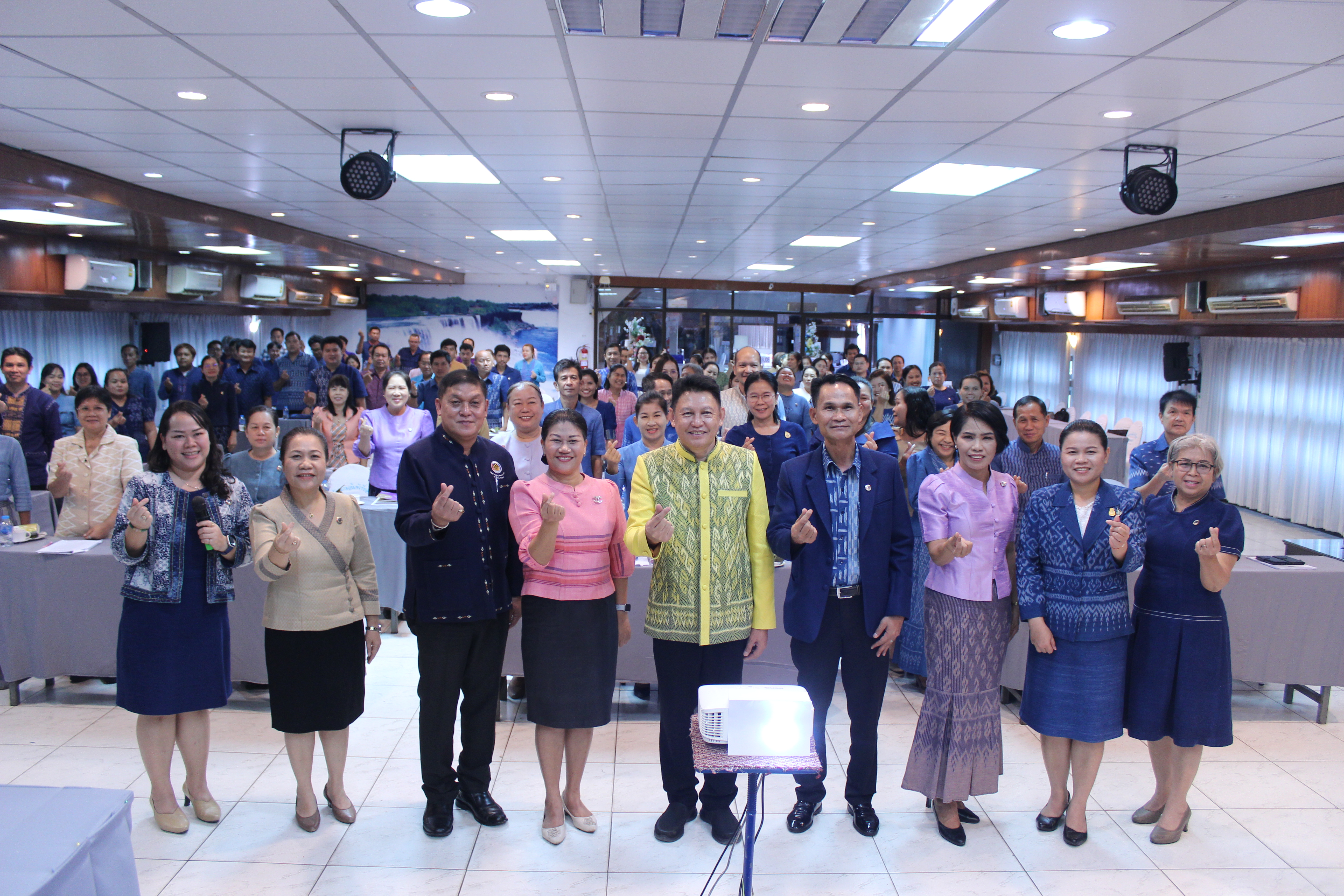 ผู้ตรวจราชการกรมการพัฒนาชุมชน เขตตรวจราชการที่ 11 มอบแนวทางการปฏิบัติงานแก่เจ้าหน้าที่พัฒนาชุมชนจังหวัดสกลนคร ในการขับเคลื่อนนโยบายสู่การปฏิบัติ ประจำปีงบประมาณ พ.ศ. 2567